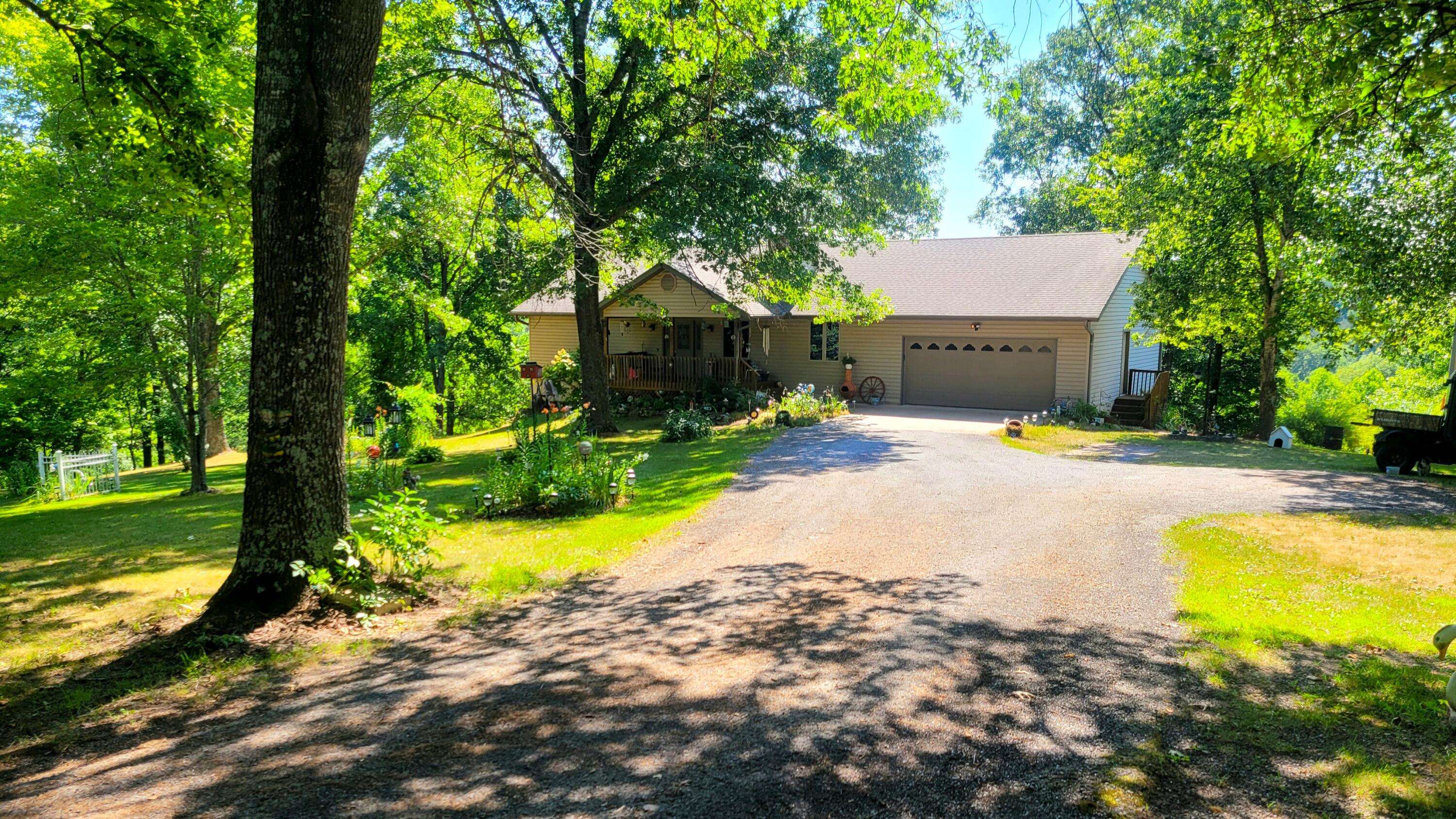 000 Railey Creek RD, Reeds Spring, MO 65737