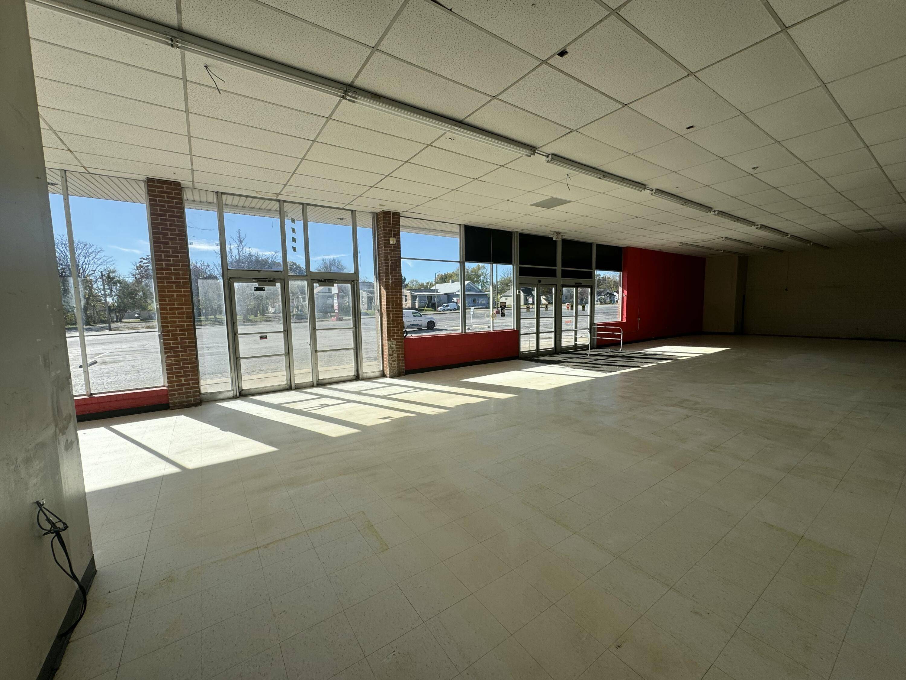 1117 E Commercial ST, Springfield, MO 65803
