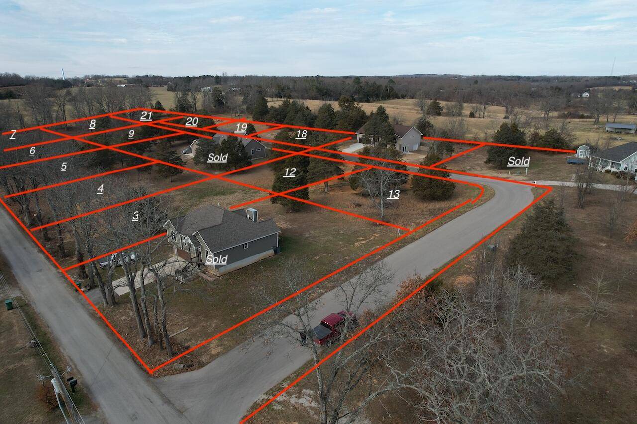 5 S Center ST, Willow Springs, MO 65793