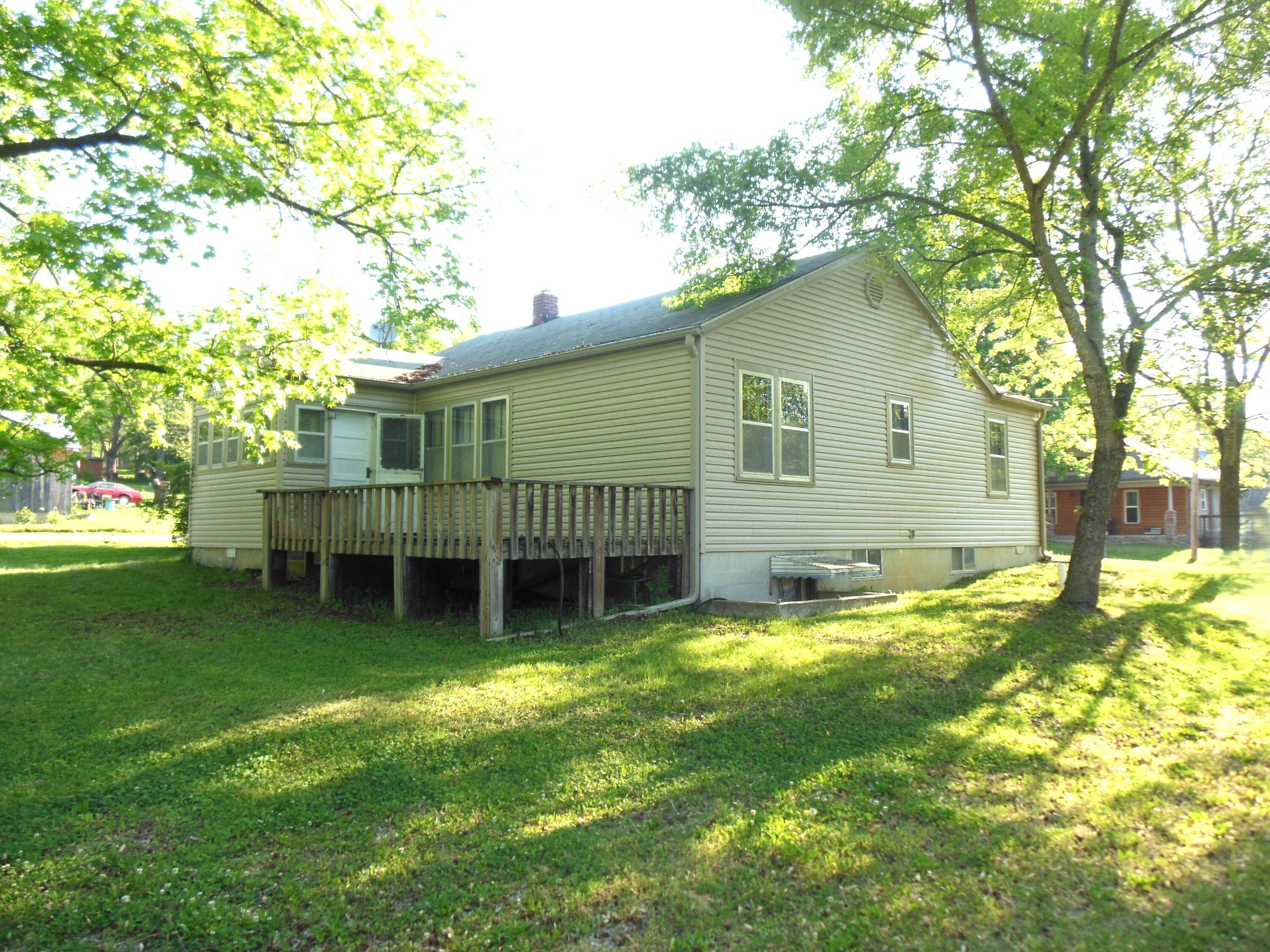 415 N Grand ST, Willow Springs, MO 65793