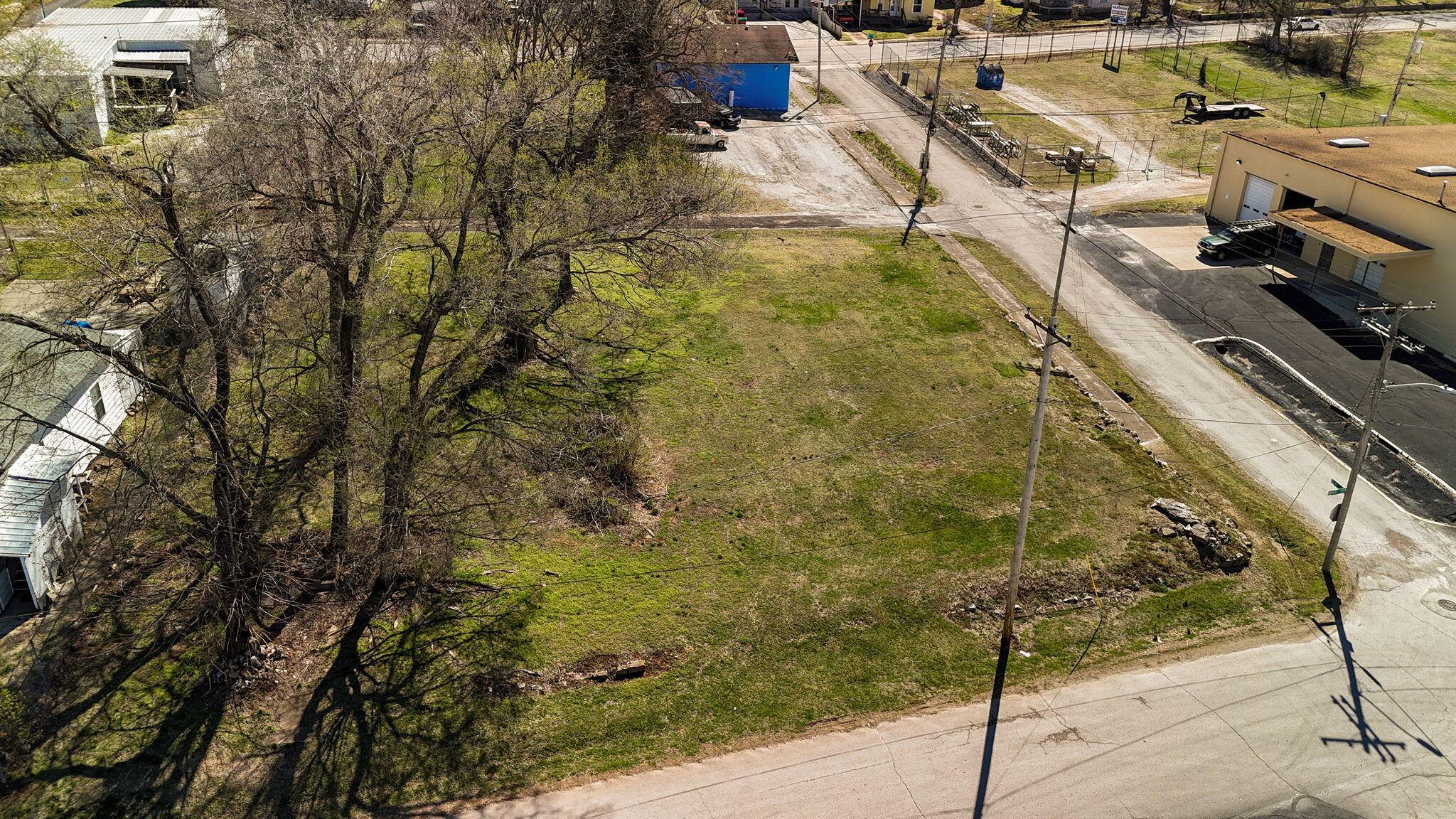222 N 8th AVE, Springfield, MO 65806