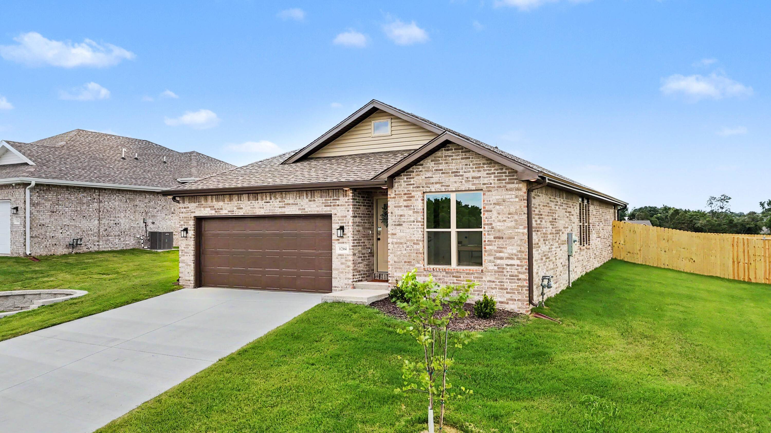 1204 W Pebblebrooke DR, Ozark, MO 65721