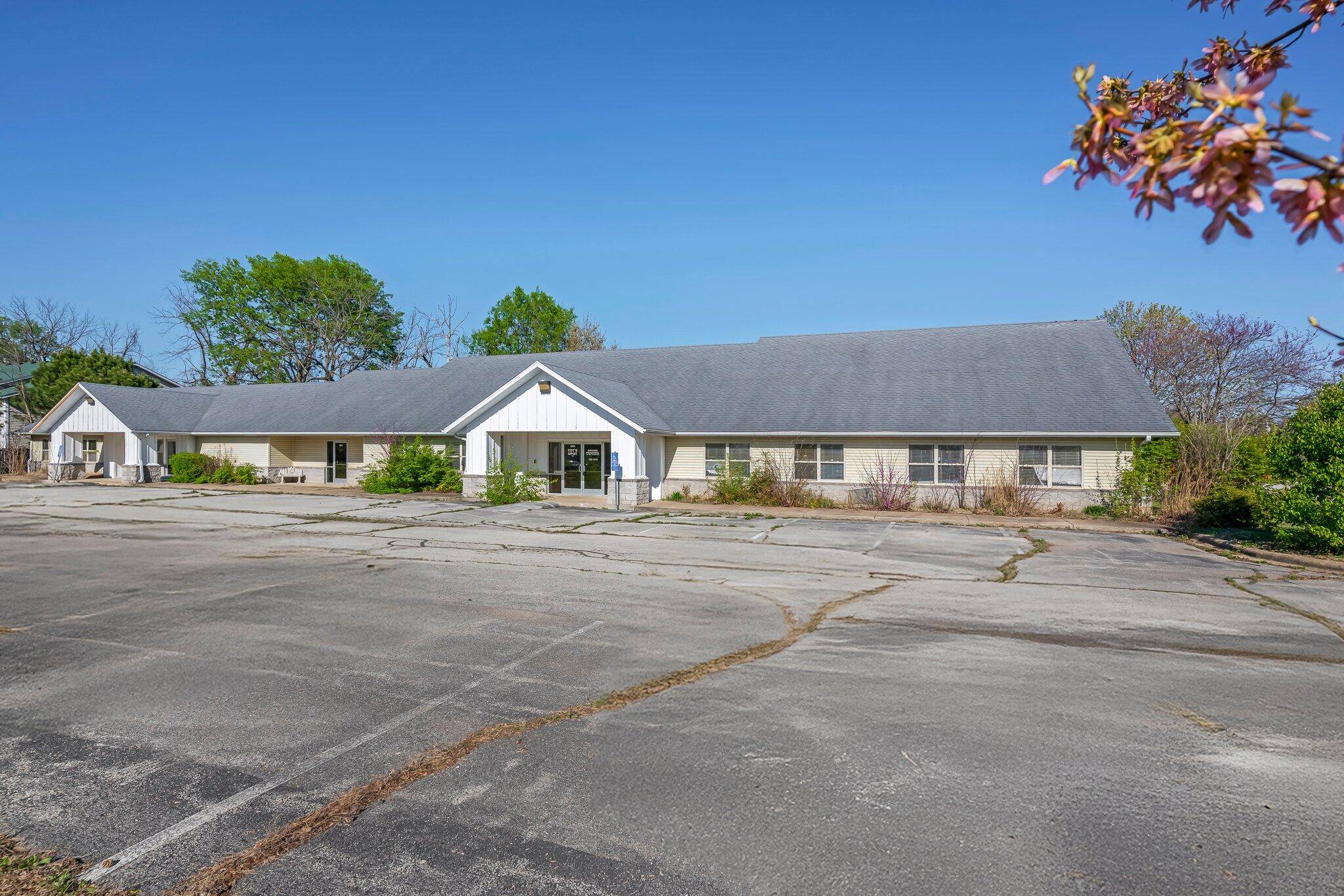220 N Cedar AVE, Republic, MO 65738