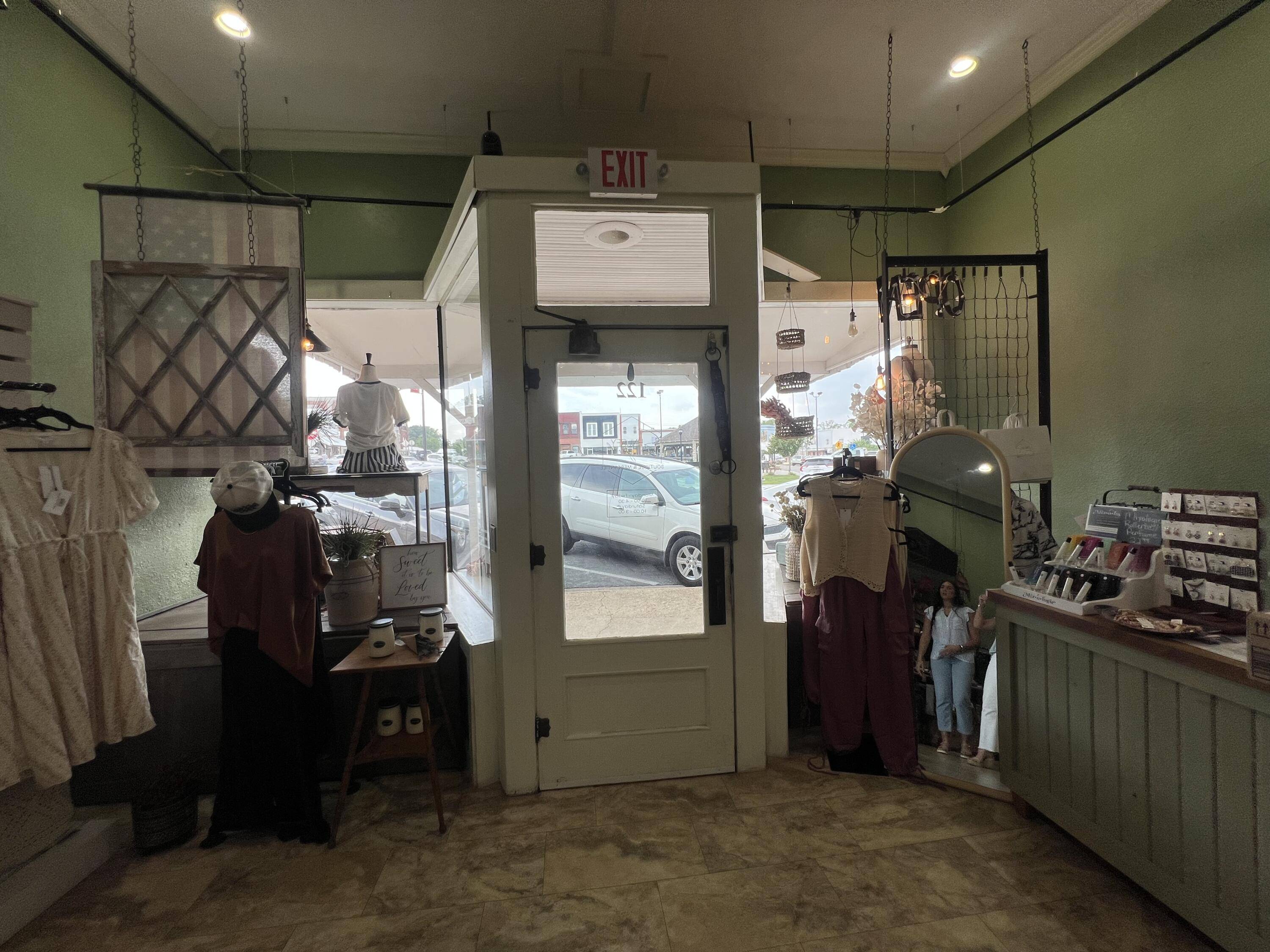 122 E Washington AVE, Ava, MO 65608