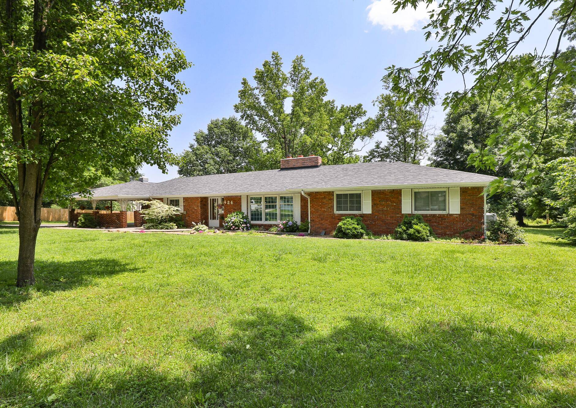424 W Olive ST, Bolivar, MO 65613