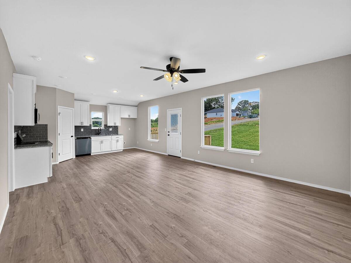 815 Shorthorn LN, Marshfield, MO 65706