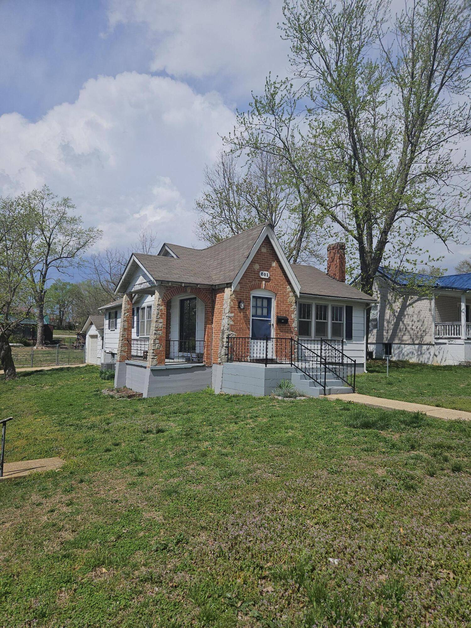 601 N Harris ST, Willow Springs, MO 65793