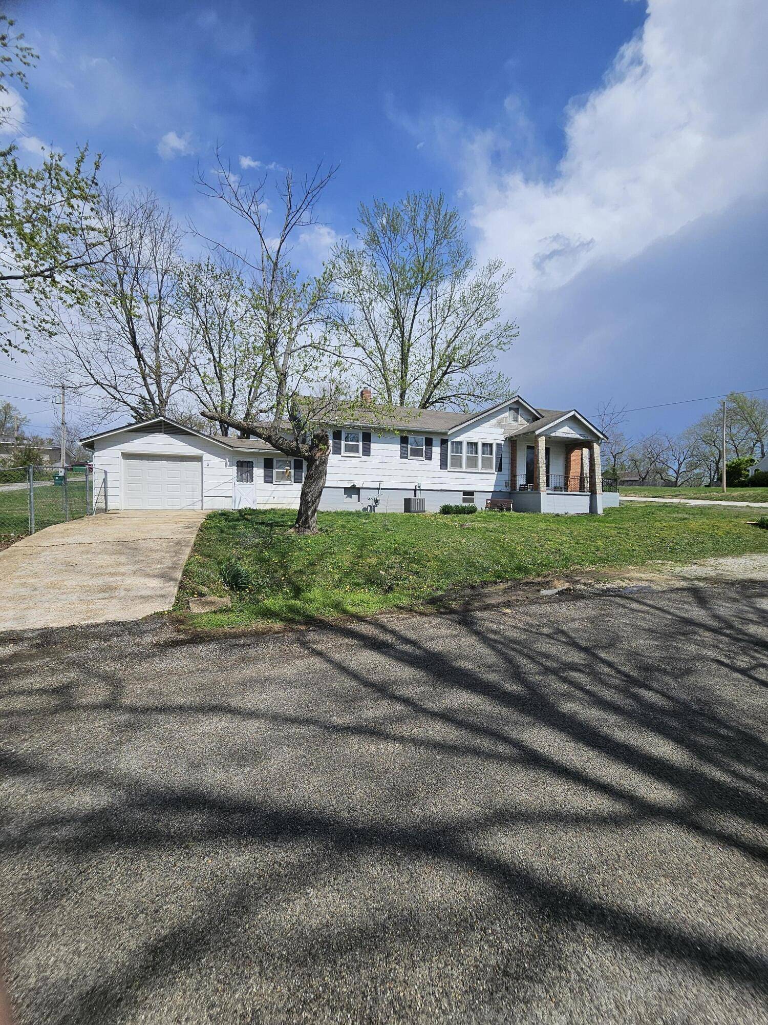 601 N Harris ST, Willow Springs, MO 65793
