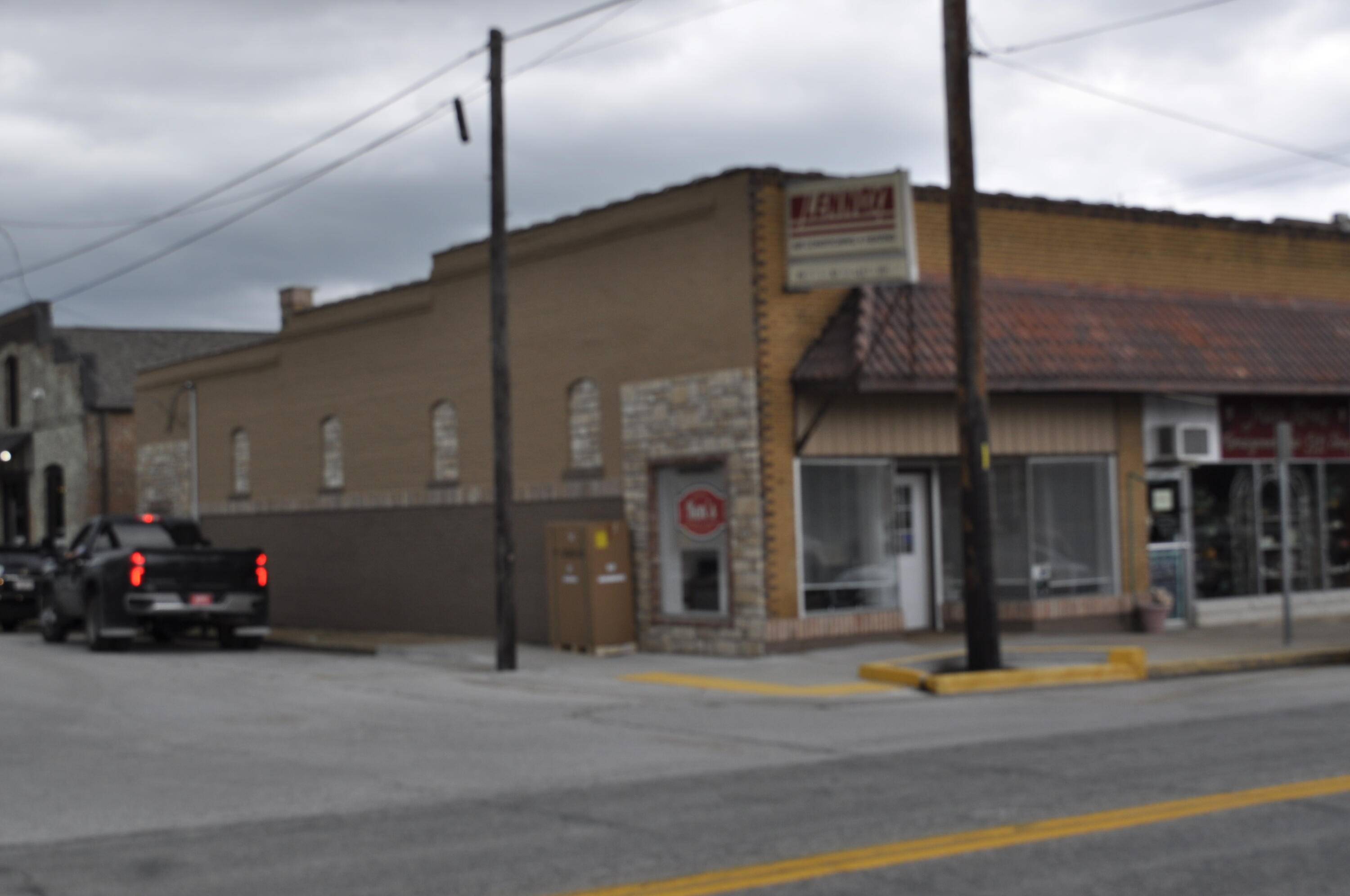 120 N Main AVE, Bolivar, MO 65613