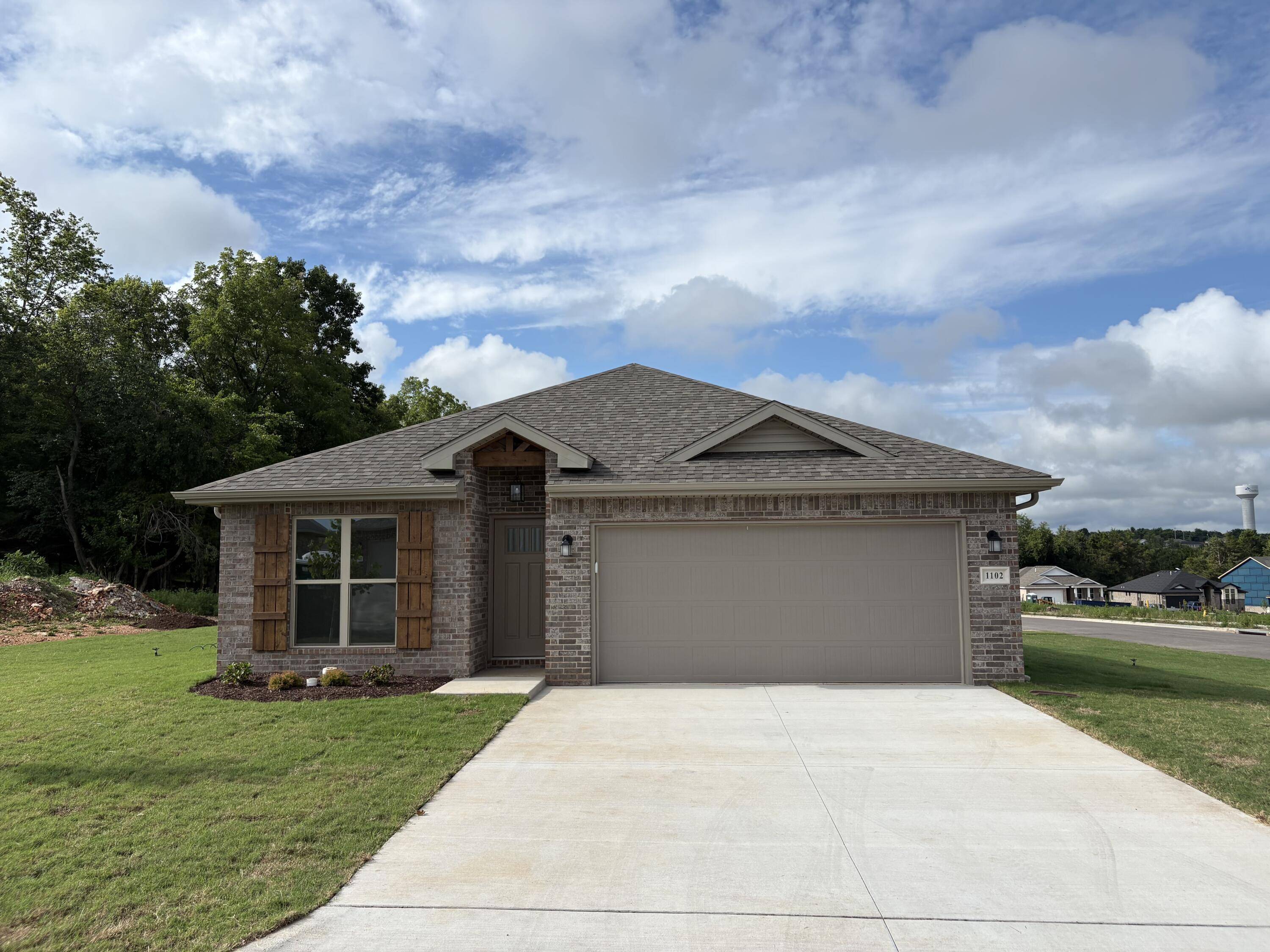 1102 W Jay ST, Ozark, MO 65721