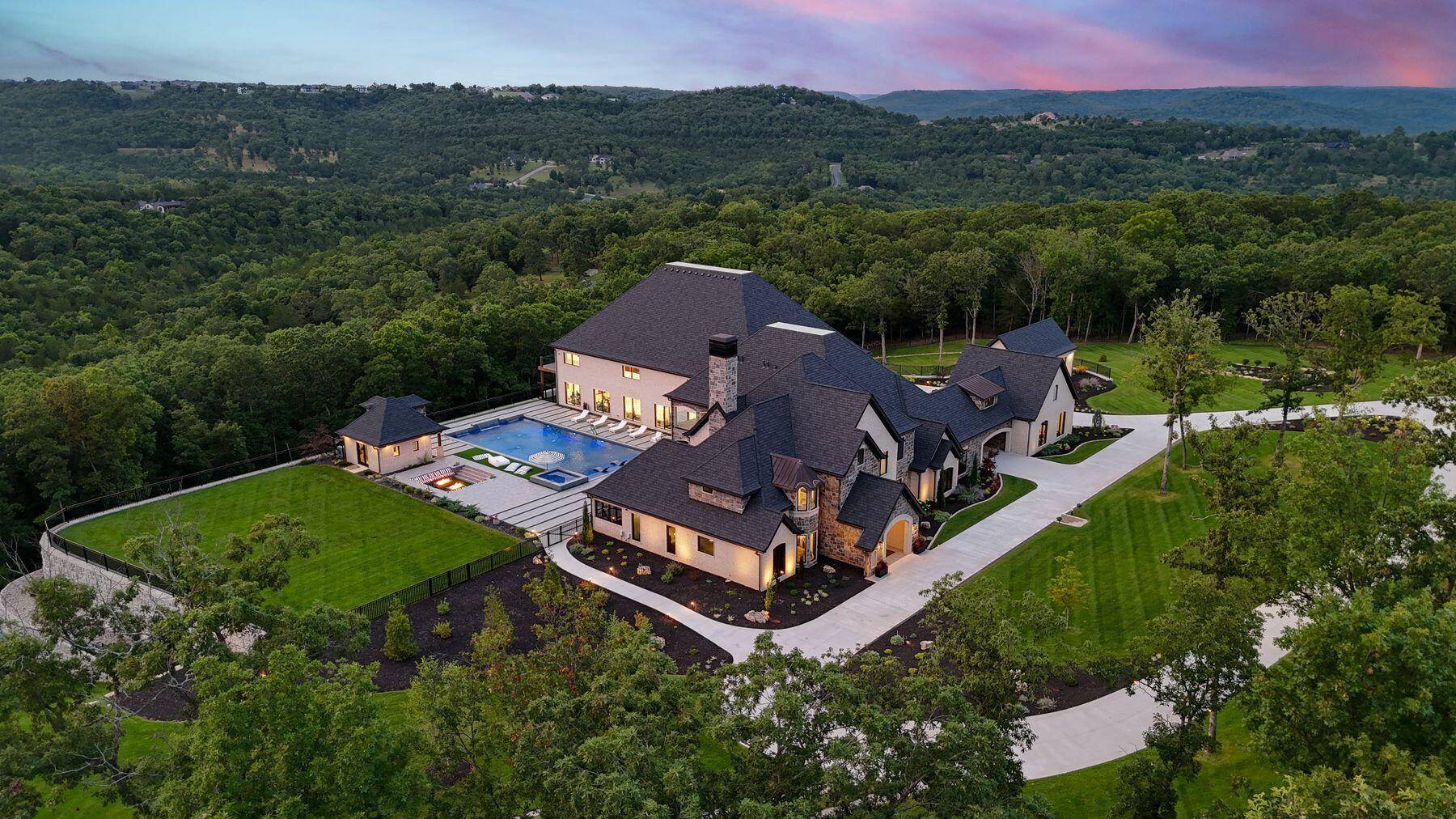 300 Ridgecrest DR, Saddlebrooke, MO 65630