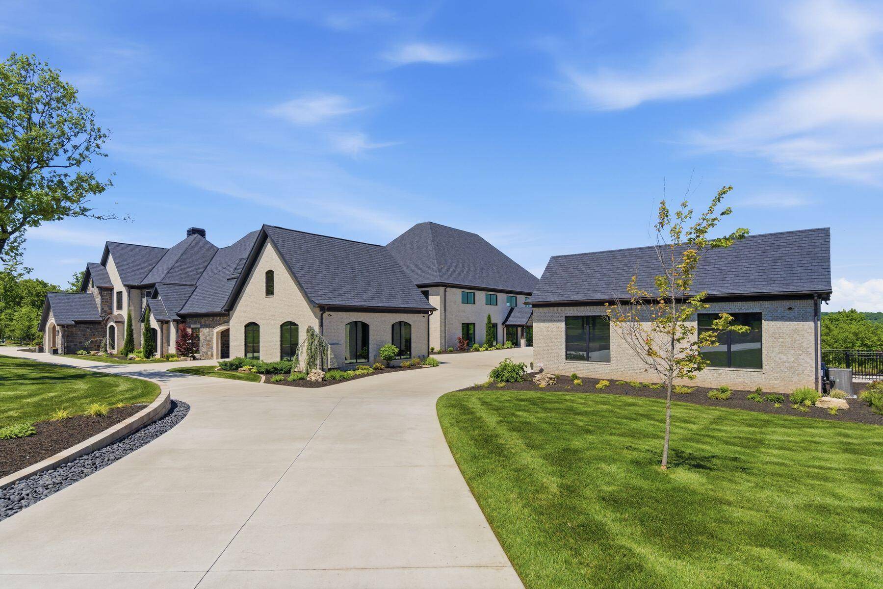 300 Ridgecrest DR, Saddlebrooke, MO 65630