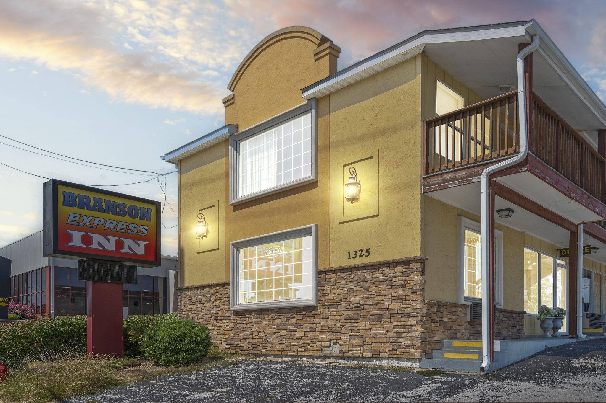 1325 W 76 Country BLVD, Branson, MO 65616