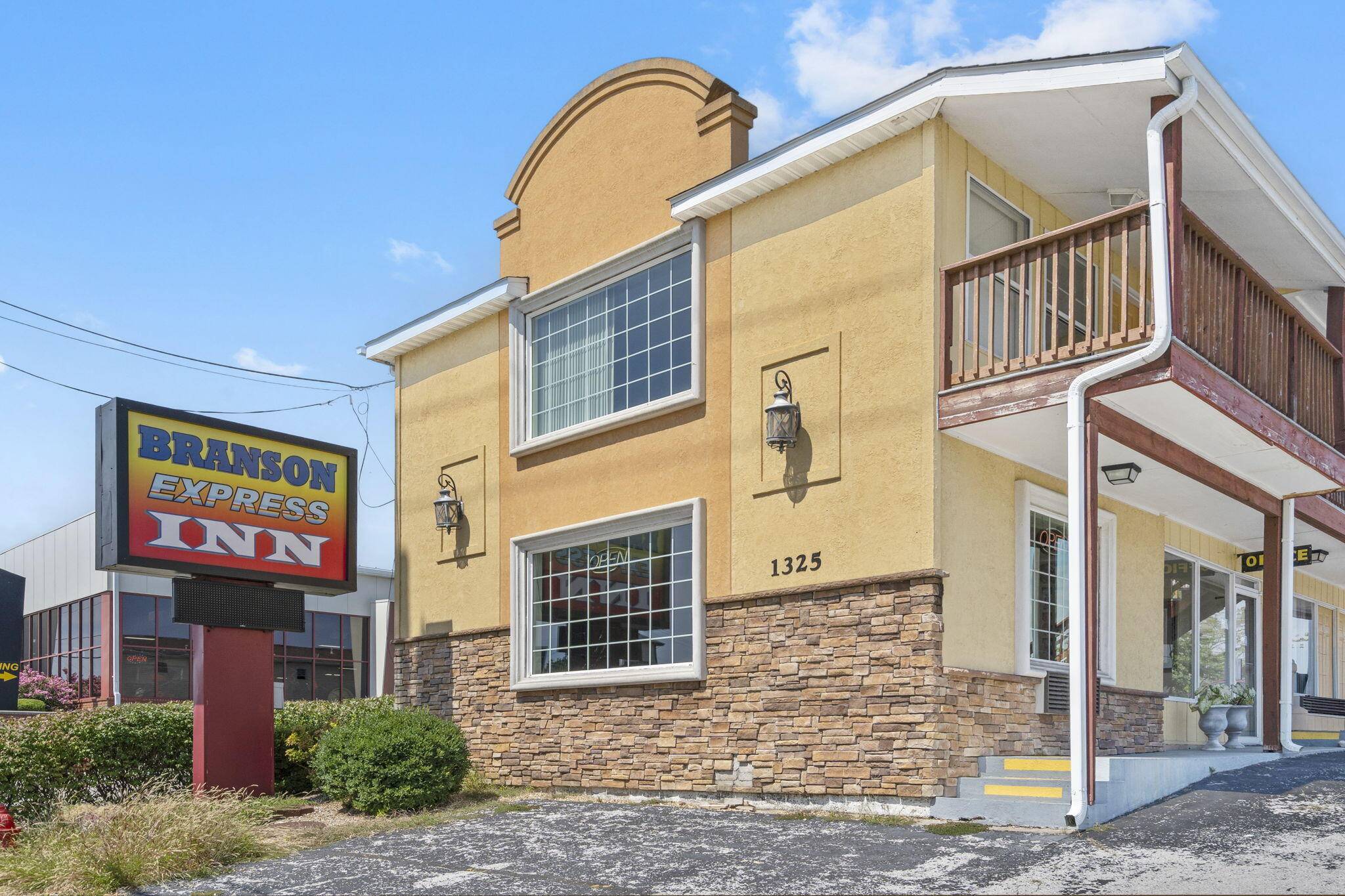 1325 W 76 Country BLVD, Branson, MO 65616