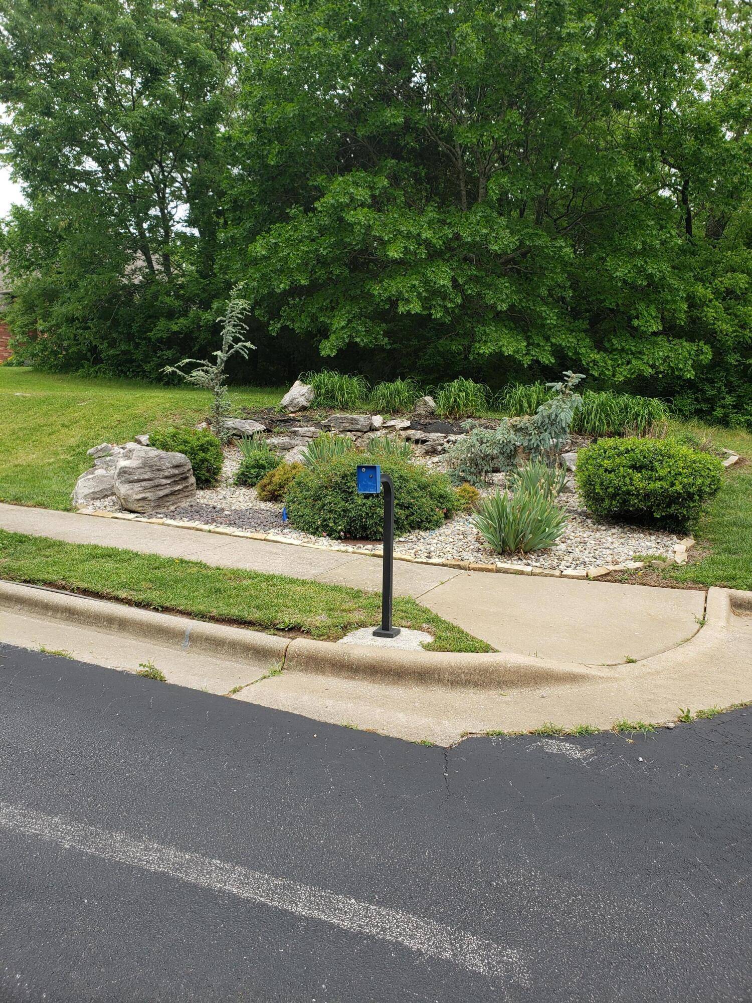 5396 S Woodfield AVE, Springfield, MO 65810