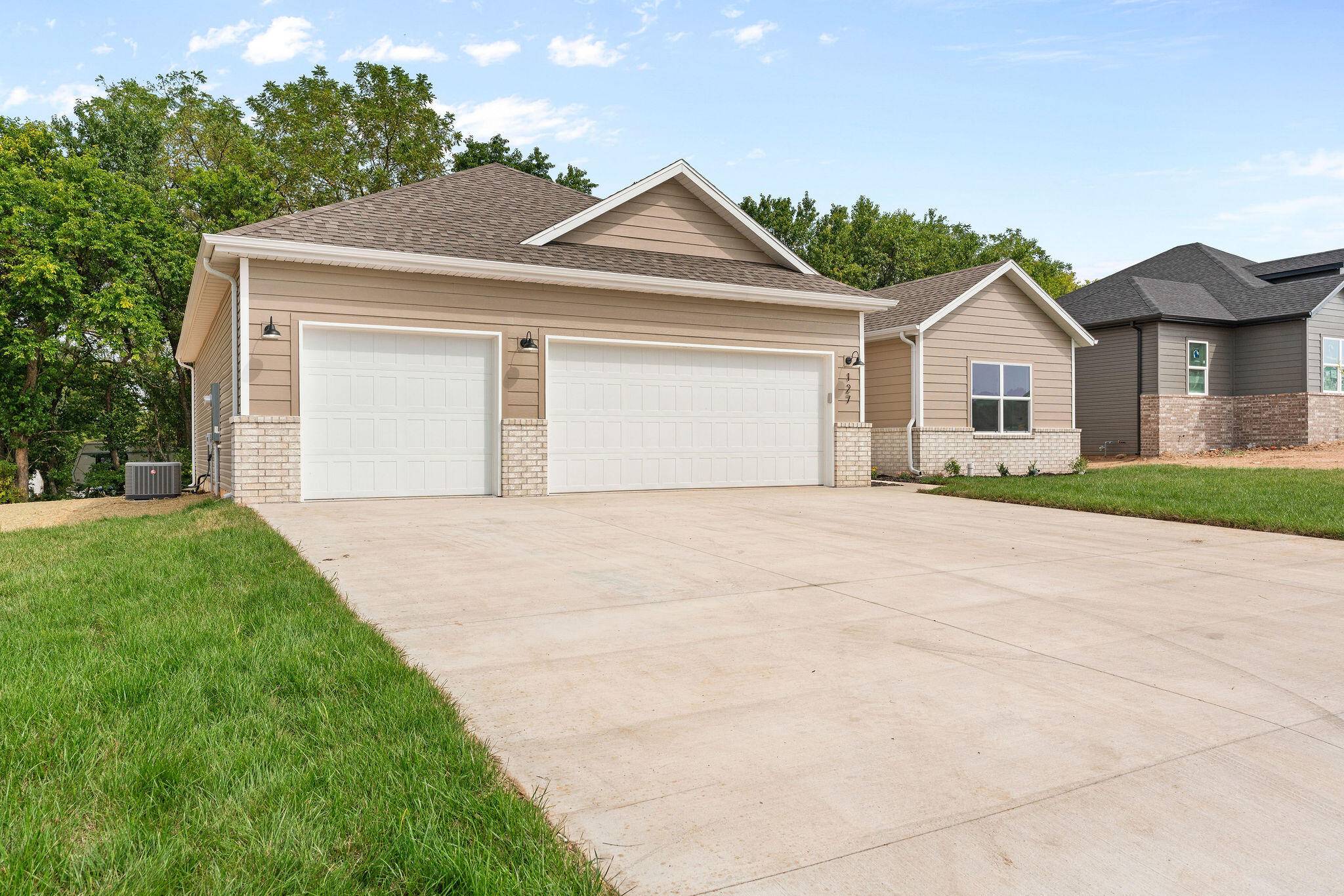 162 E Kelce LN, Republic, MO 65738