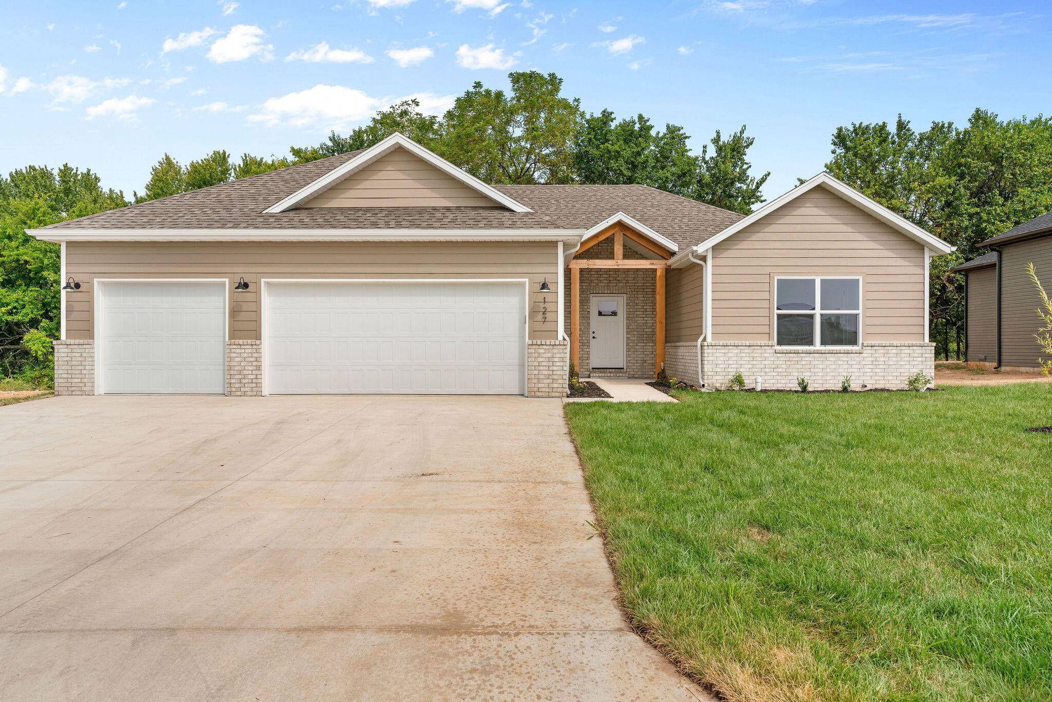 162 E Kelce LN, Republic, MO 65738