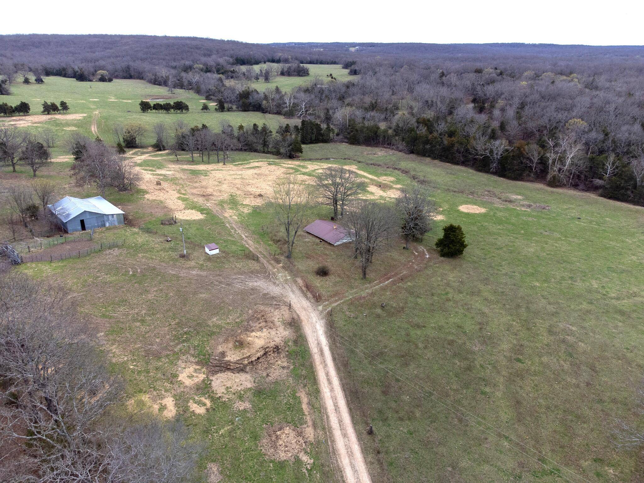 476 E 380th RD, Dunnegan, MO 65640
