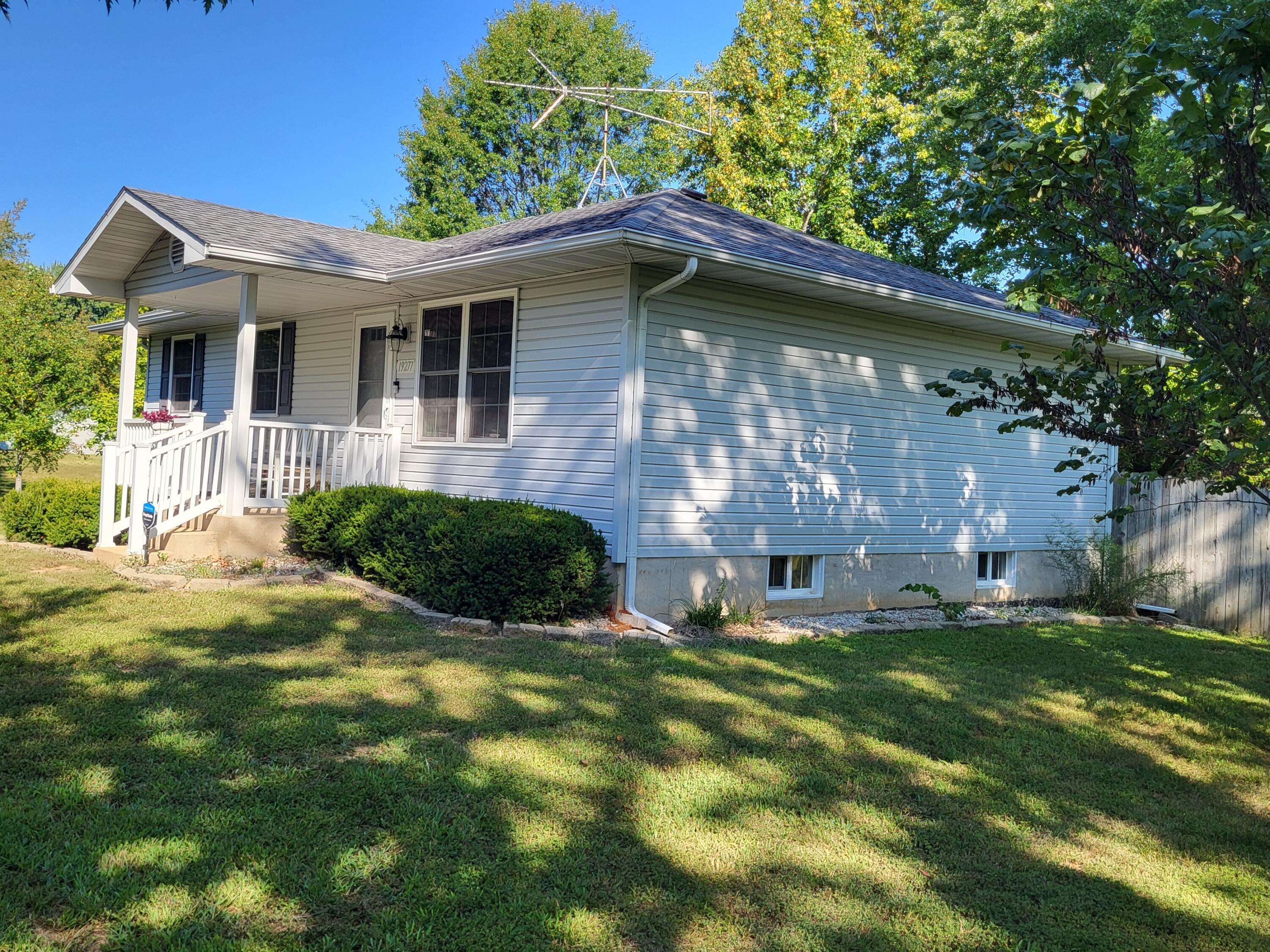 19277 Jewell RD, Lebanon, MO 65536