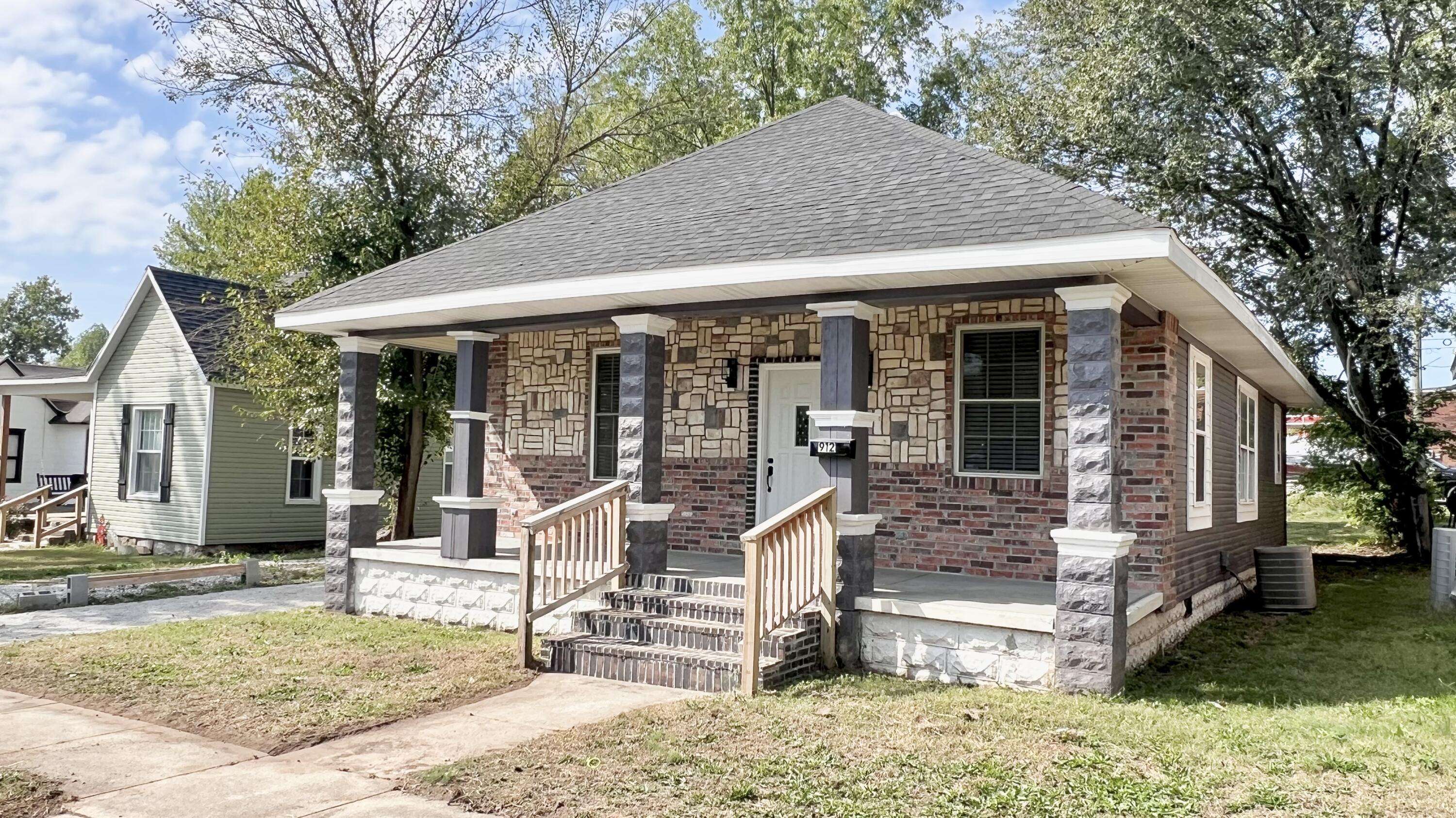 912 3rd ST, Monett, MO 65708