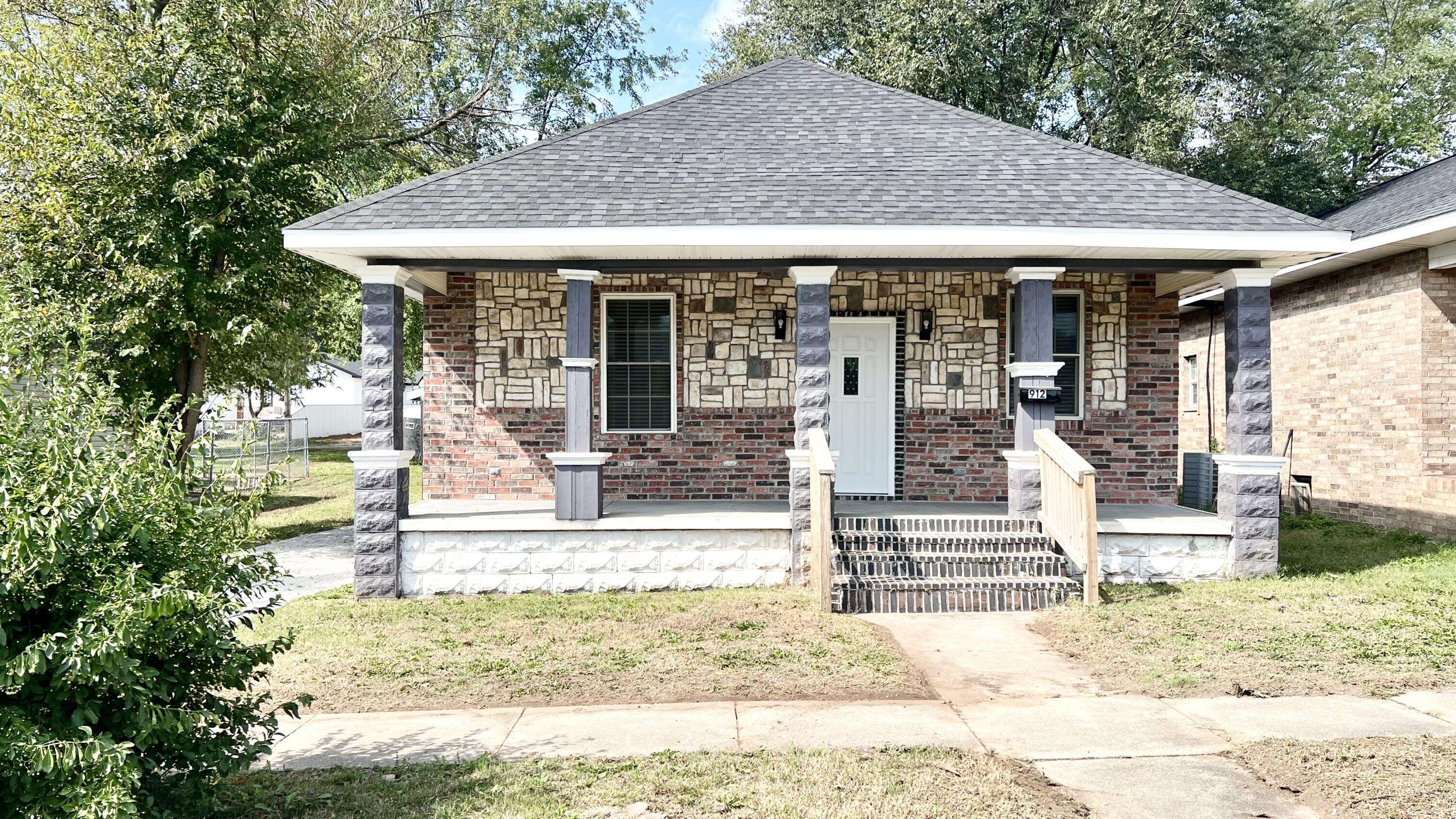 912 3rd ST, Monett, MO 65708