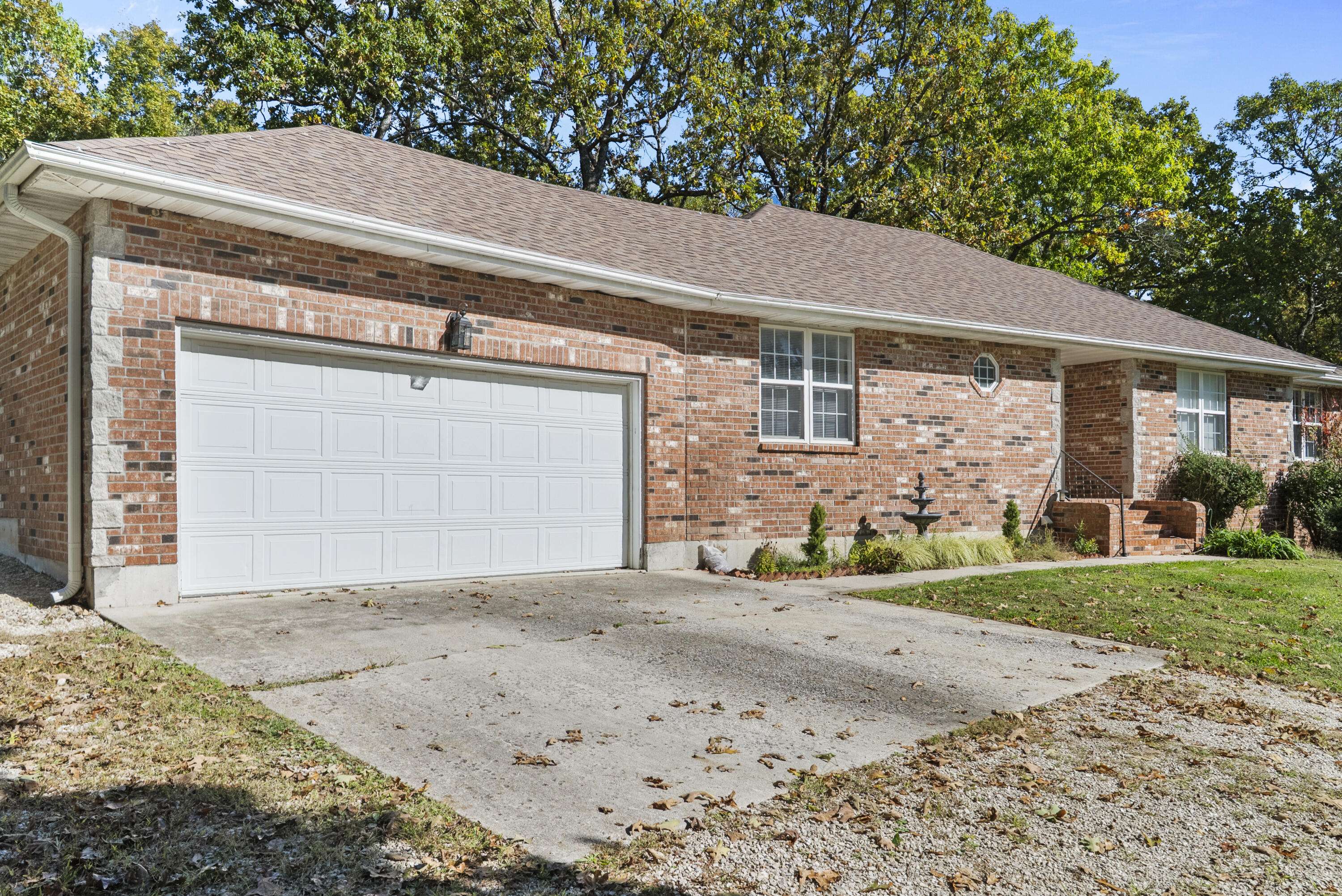 1740 N Pine ST, Marshfield, MO 65706