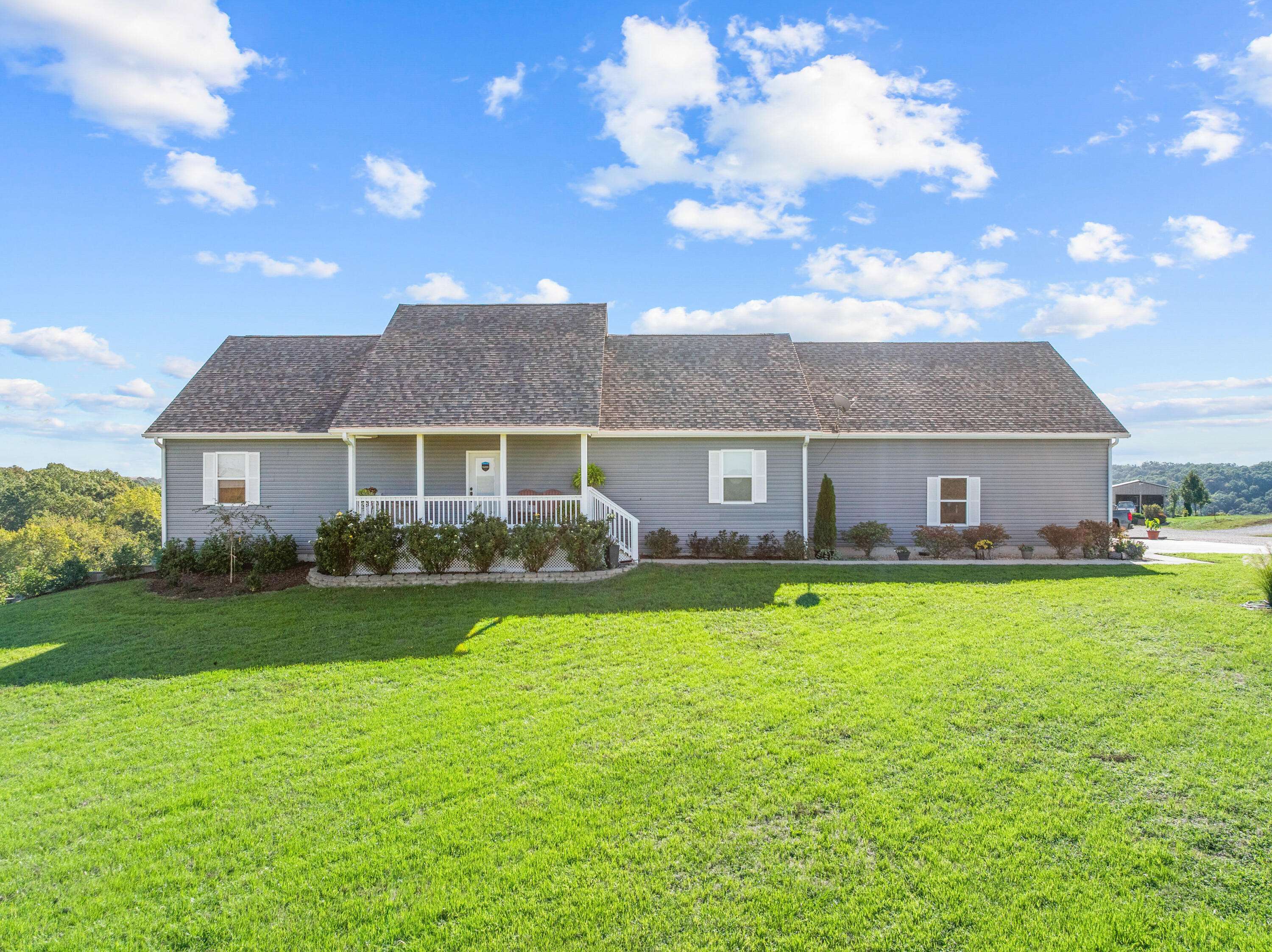 135 Kelly Crossing LN, Walnut Shade, MO 65771