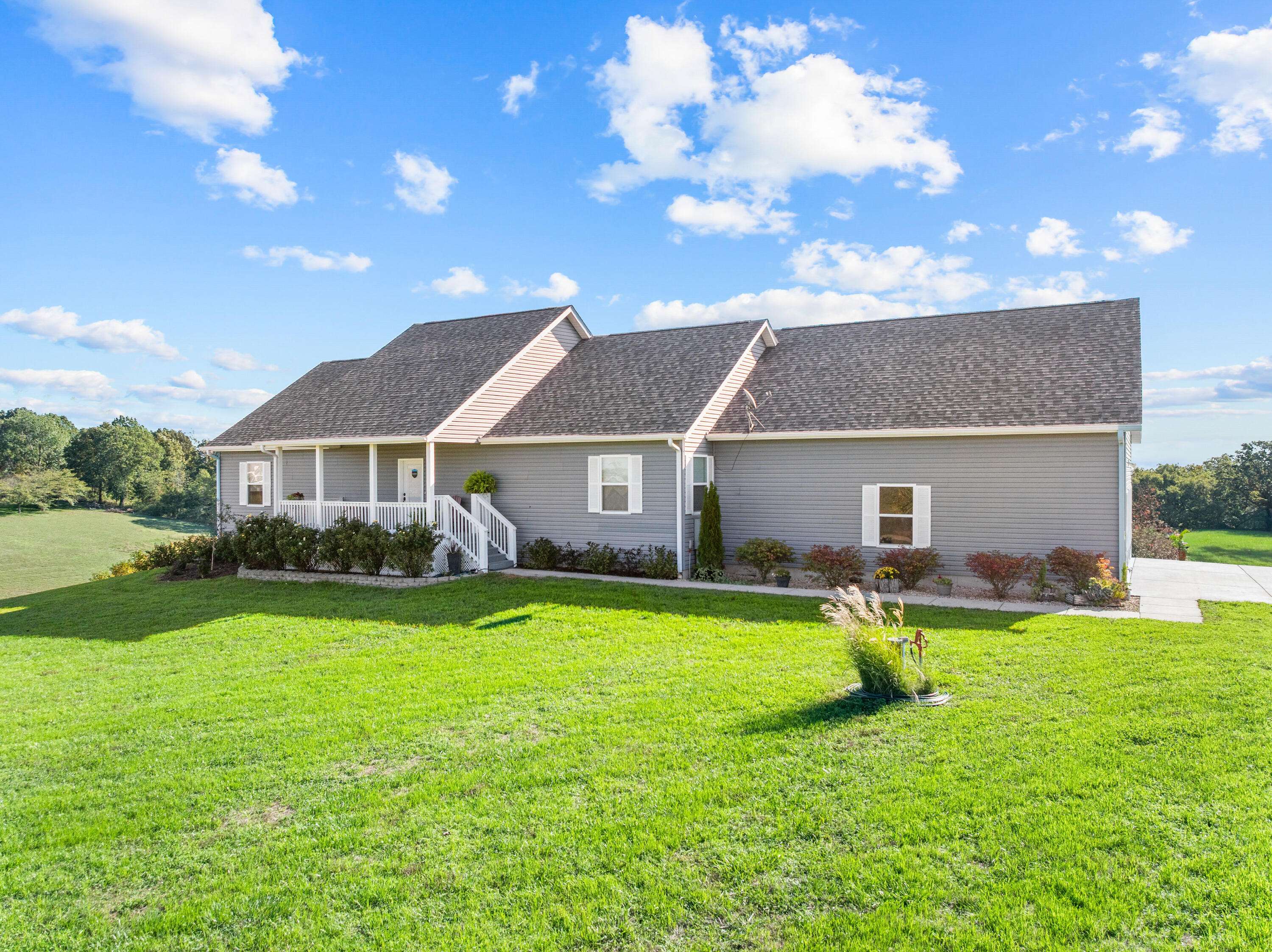 135 Kelly Crossing LN, Walnut Shade, MO 65771