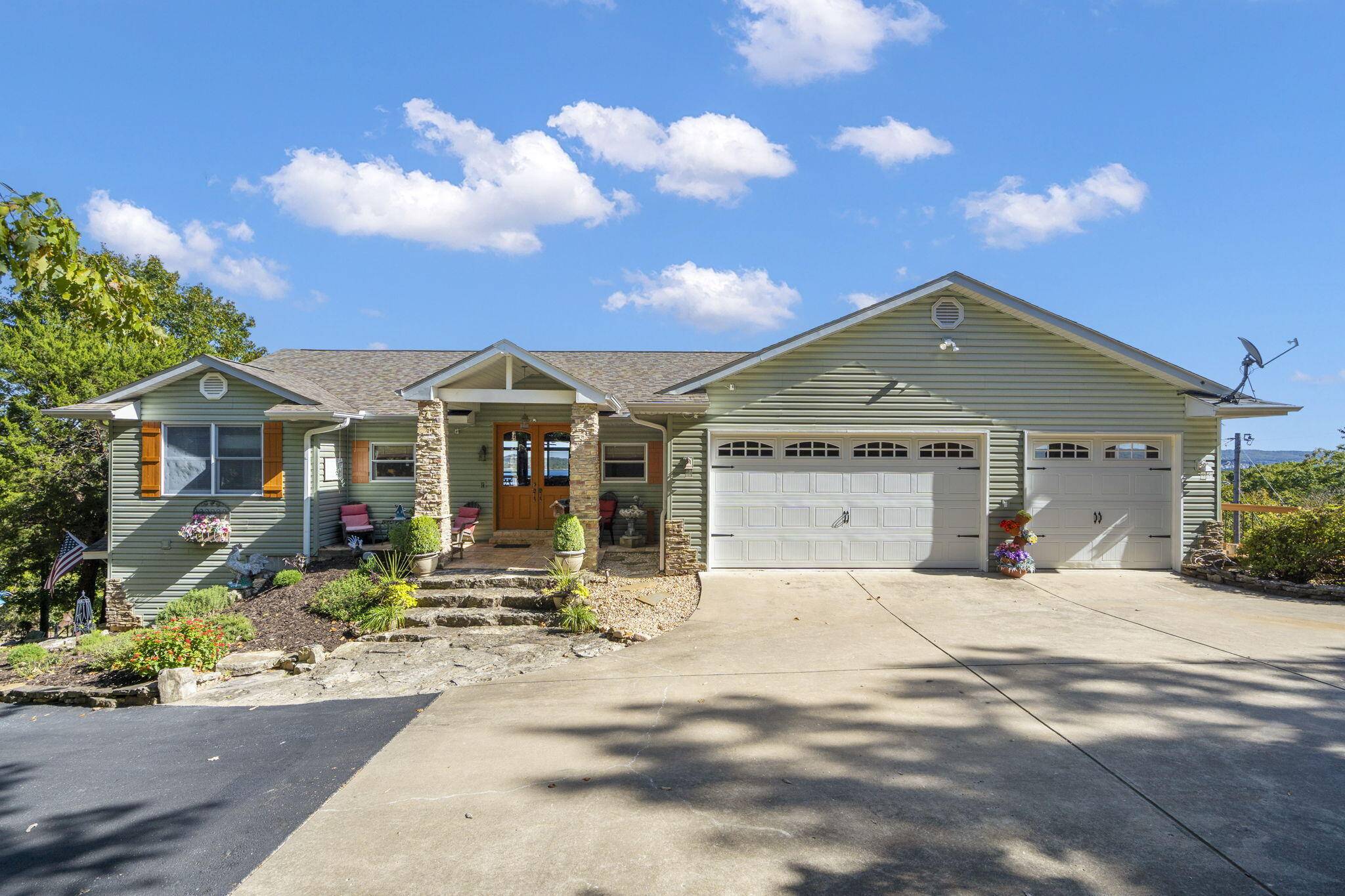 1079 Cambridge DR, Blue Eye, MO 65611