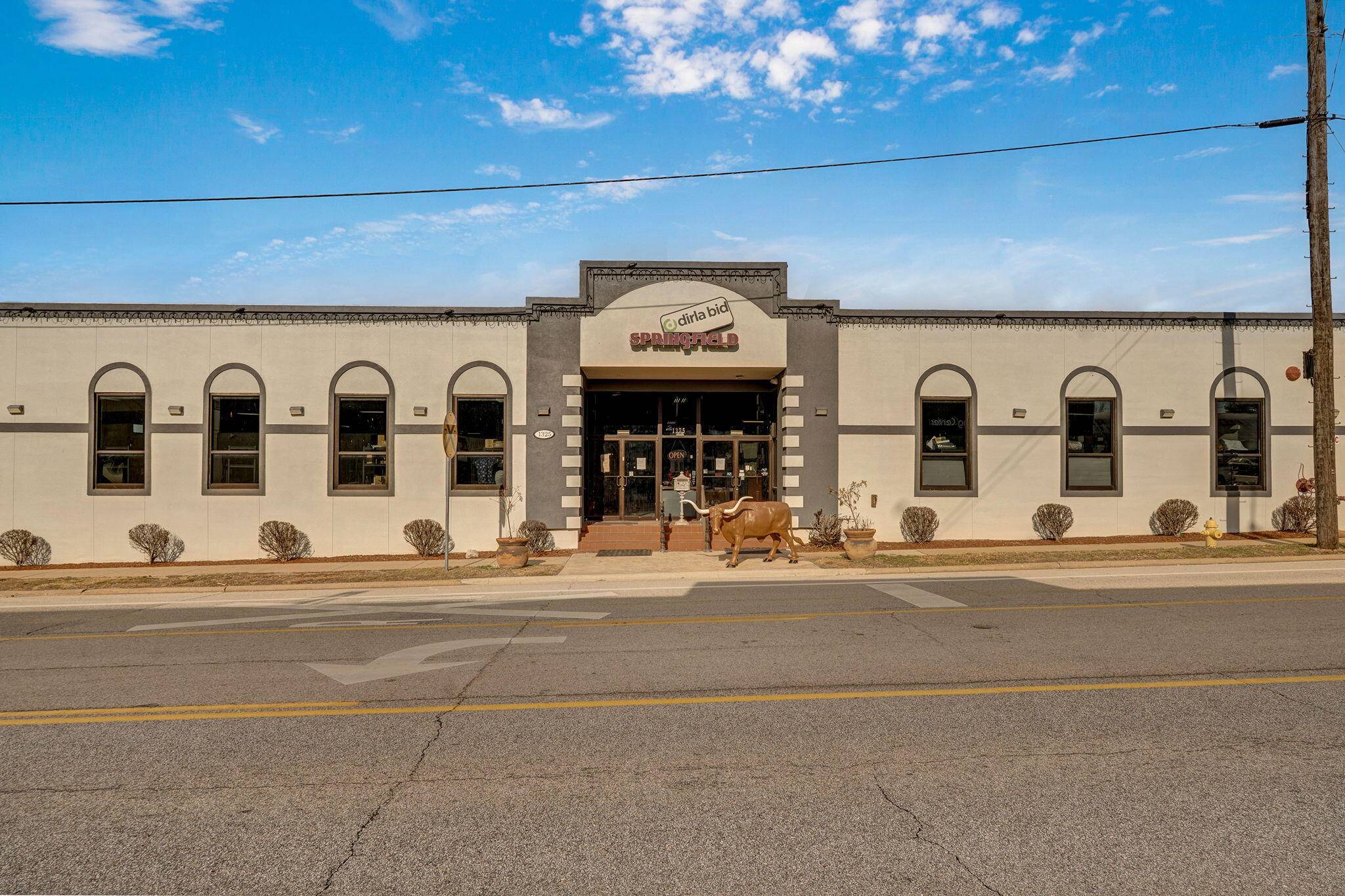 1325 E Trafficway ST, Springfield, MO 65802