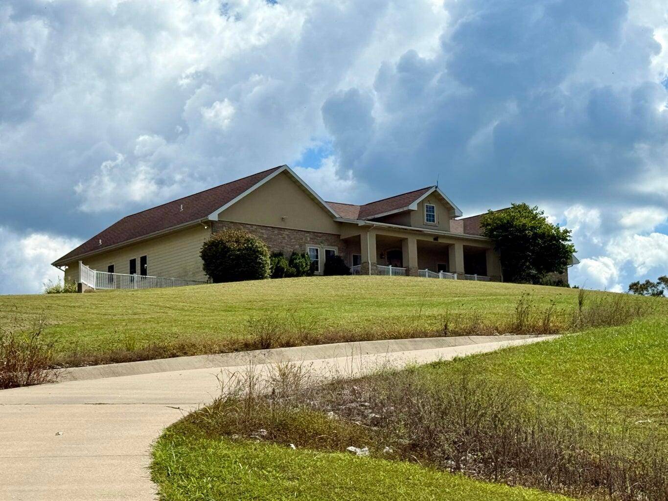 16133 Overlook LN, Neosho, MO 64850