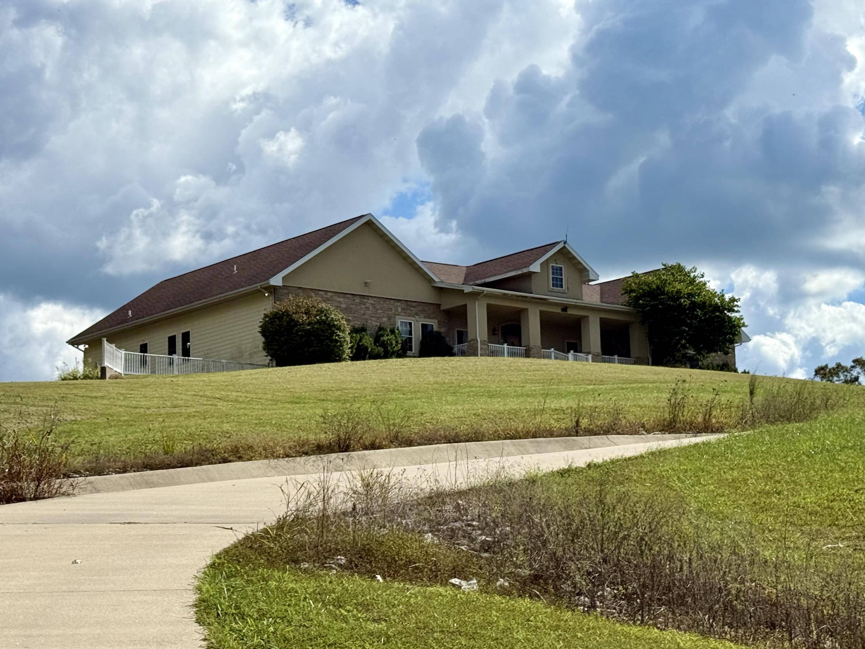 16133 Overlook LN, Neosho, MO 64850