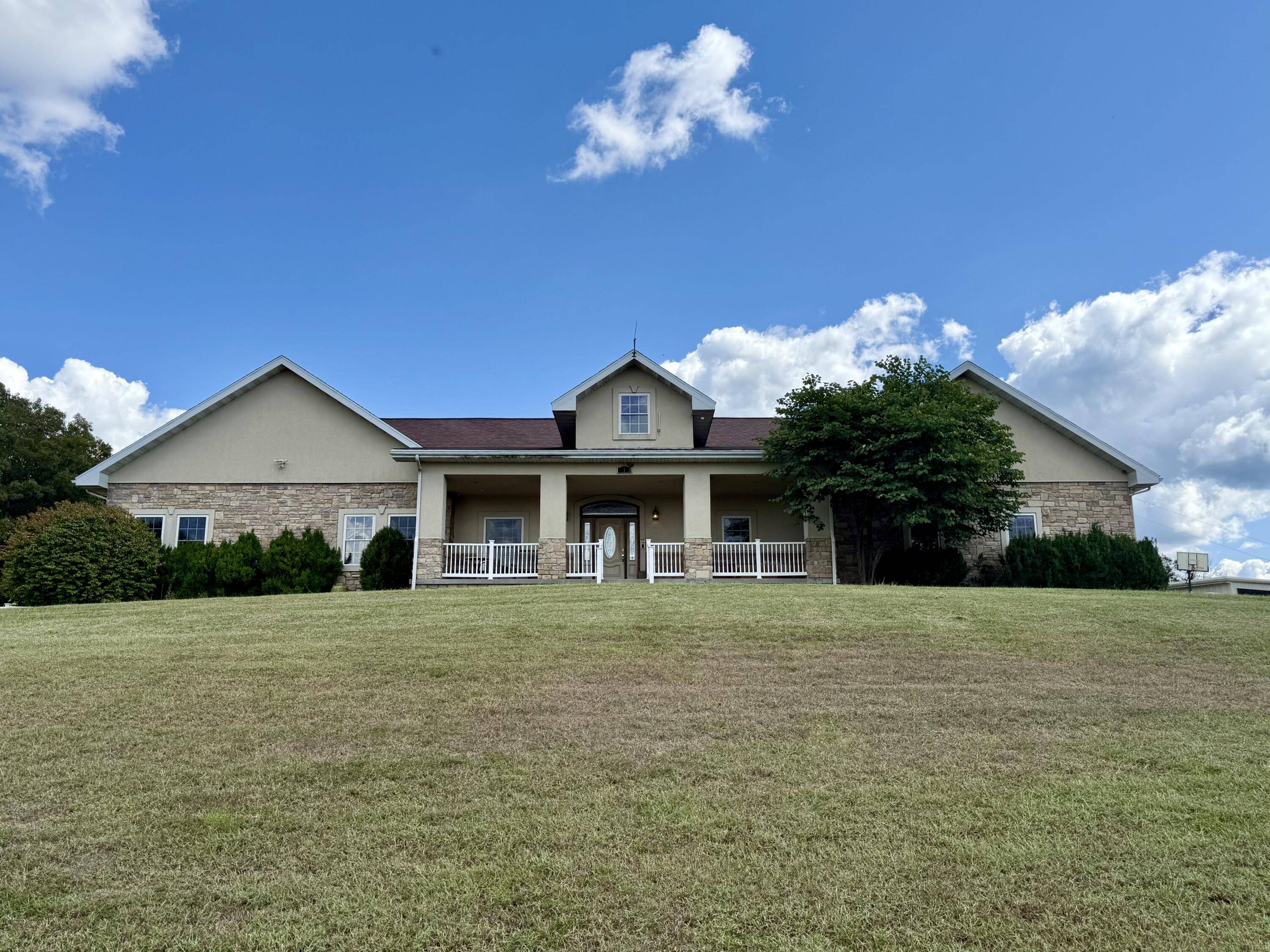 16133 Overlook LN, Neosho, MO 64850