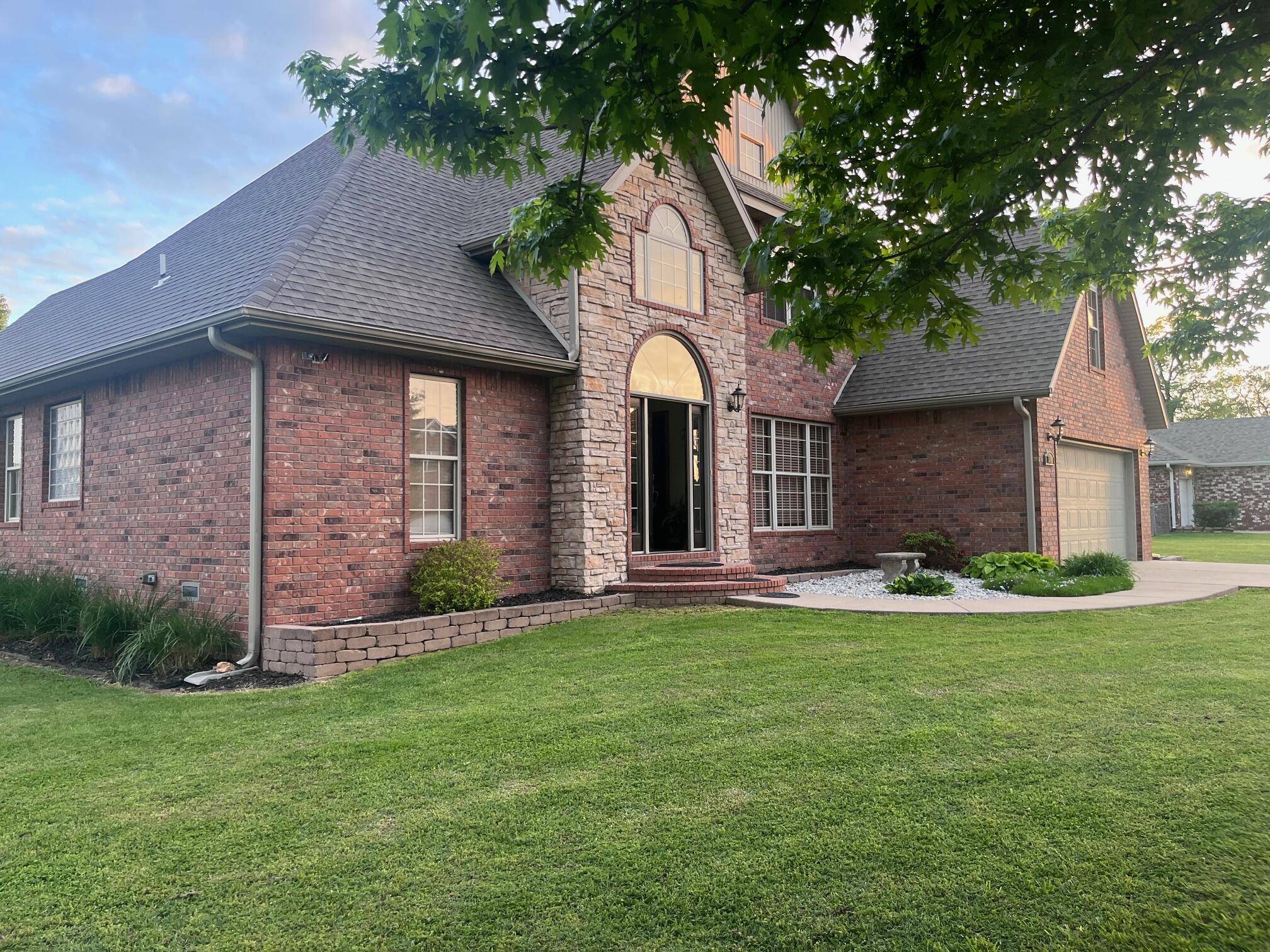1910 W Meadow Lark LN, Aurora, MO 65605