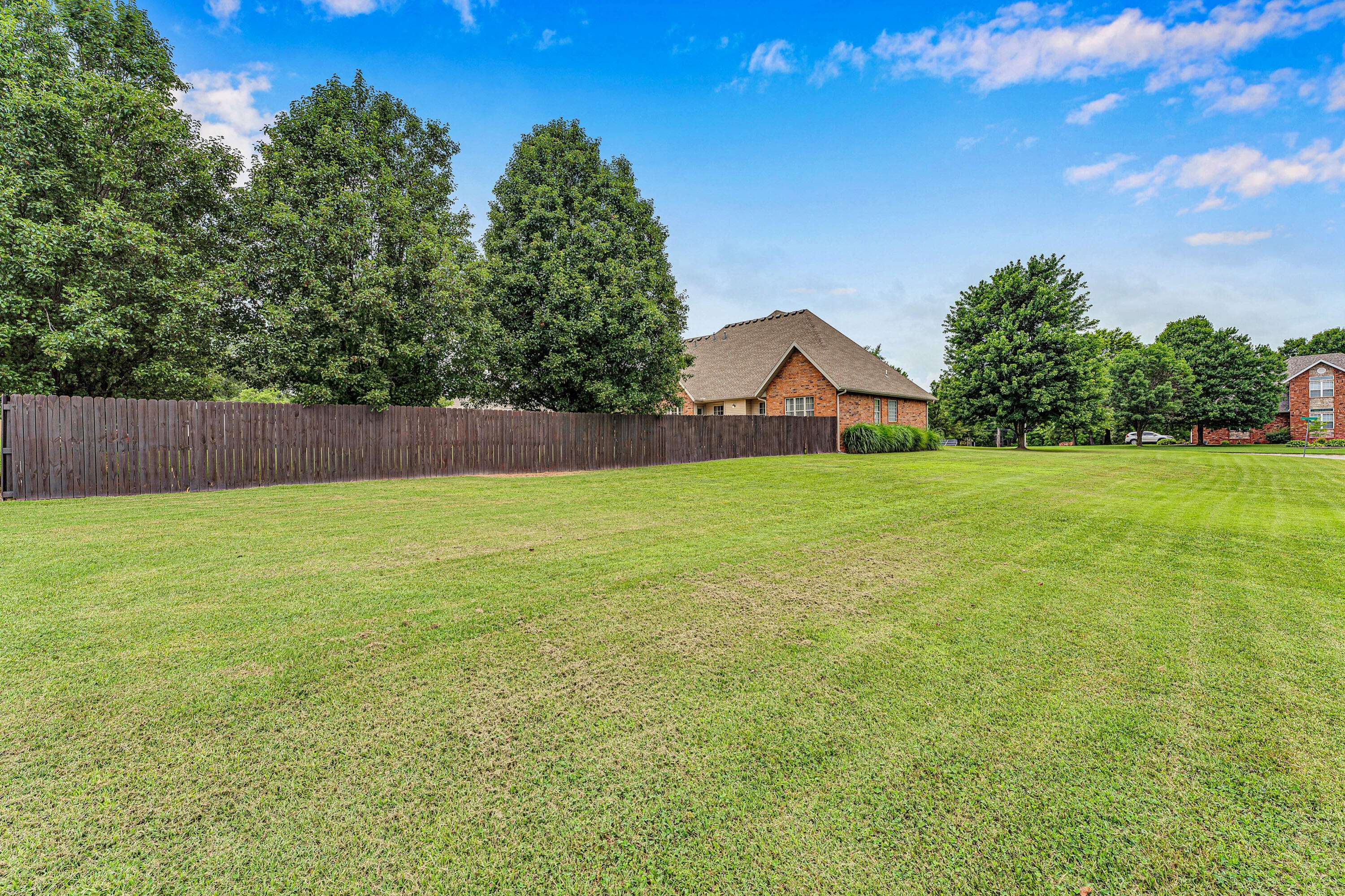 1910 W Meadow Lark LN, Aurora, MO 65605