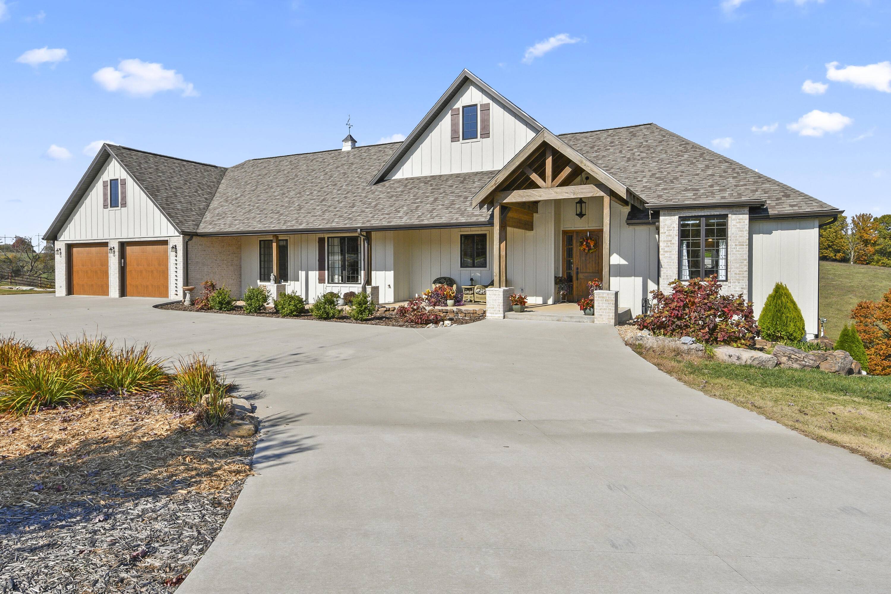74 Hunters DR, Galena, MO 65656