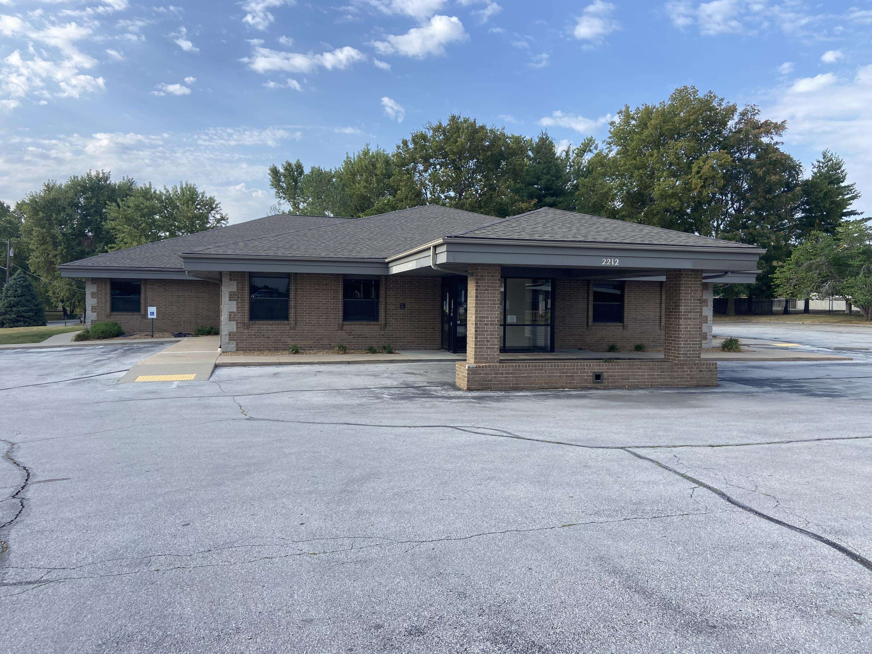 2212 W Kearney ST, Springfield, MO 65803