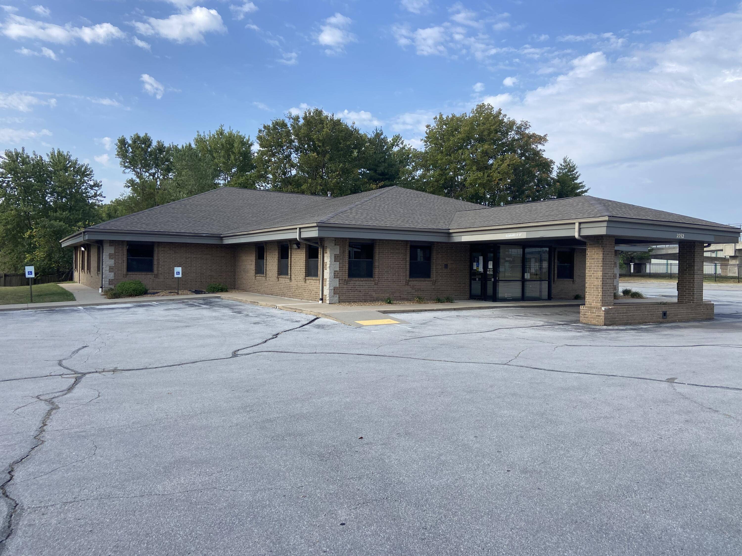 2212 W Kearney ST, Springfield, MO 65803