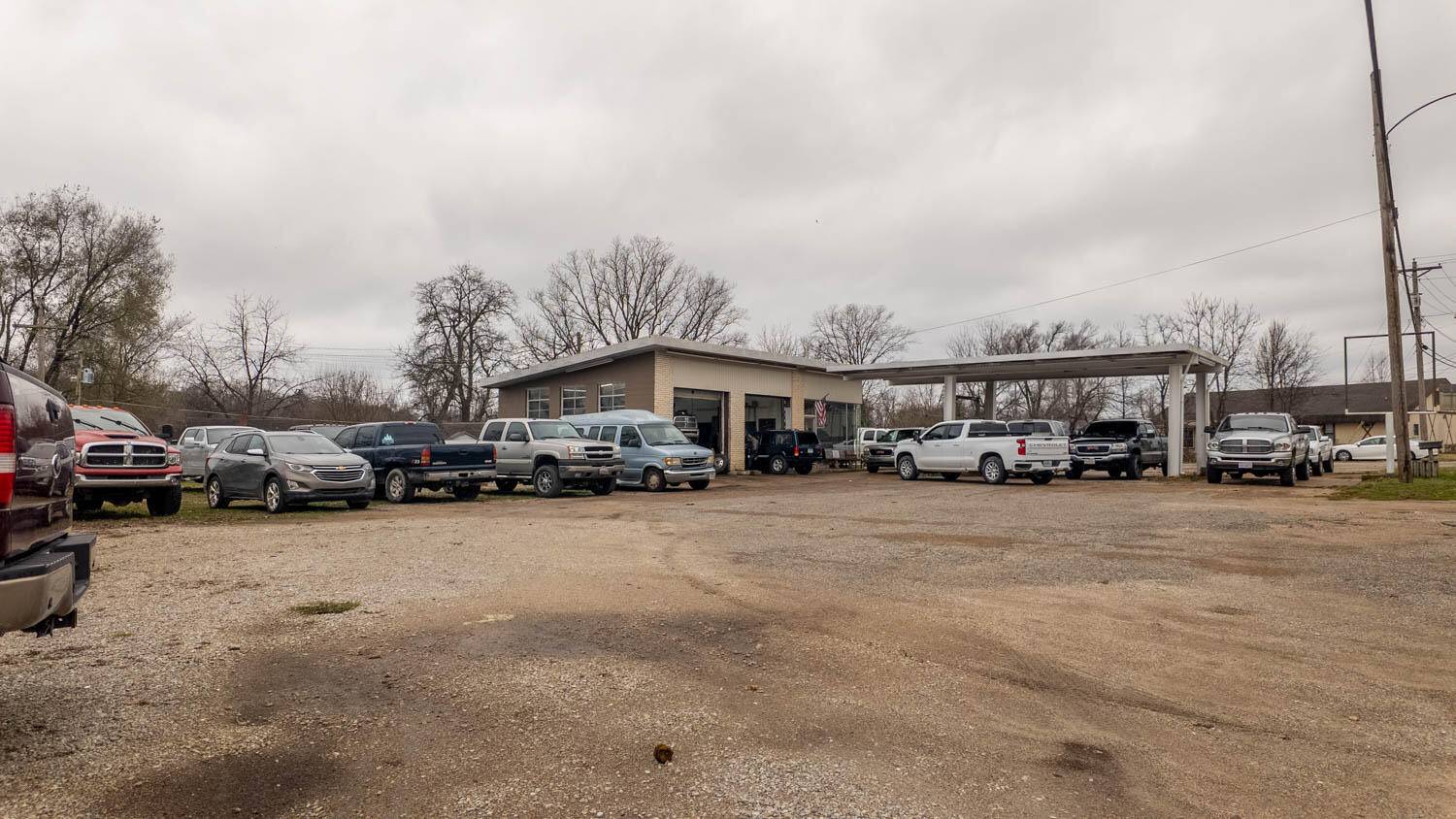 608 E Main Street, Willow Springs, MO 65793