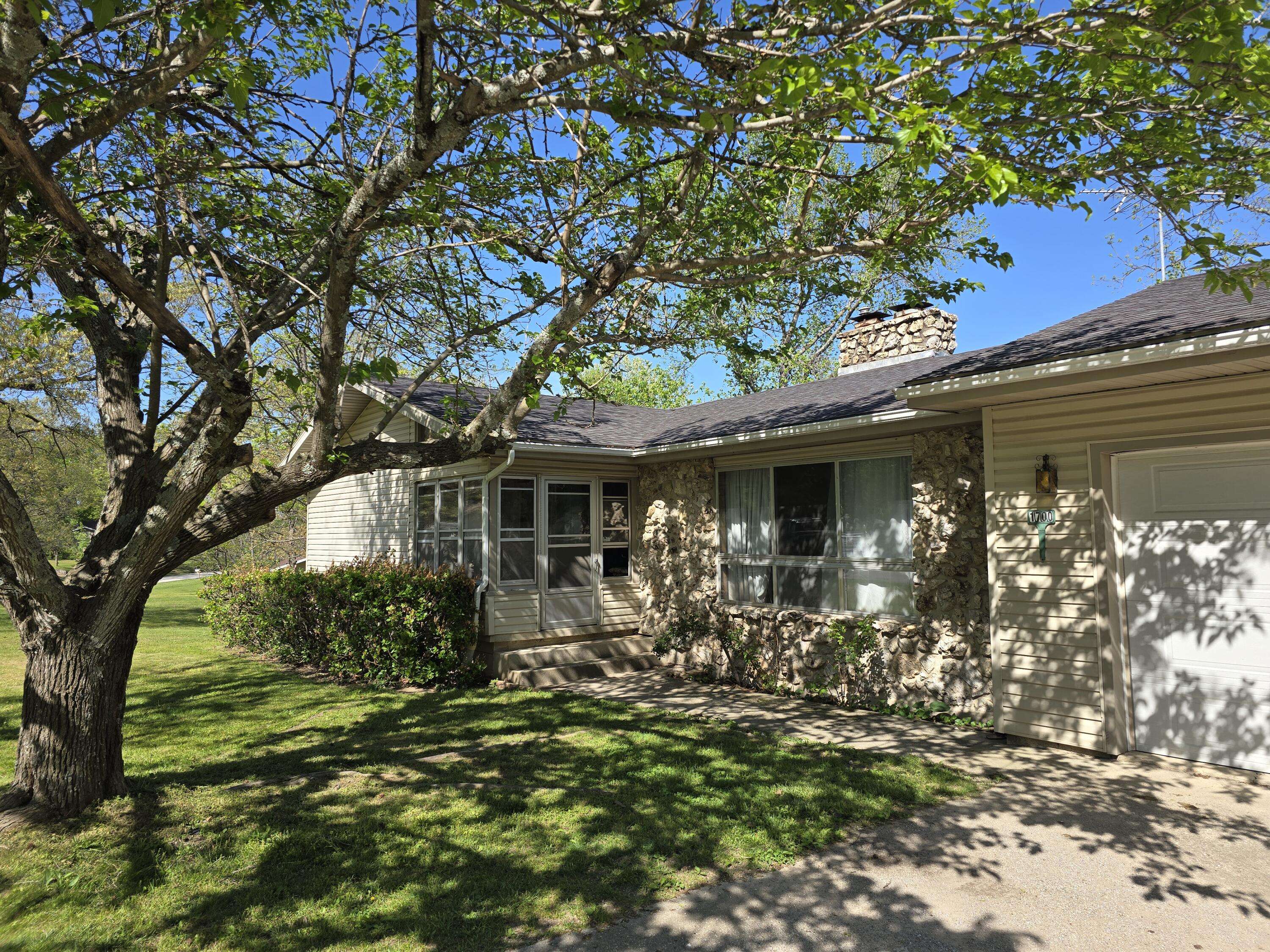 1700 Sherwood LN, Ava, MO 65608