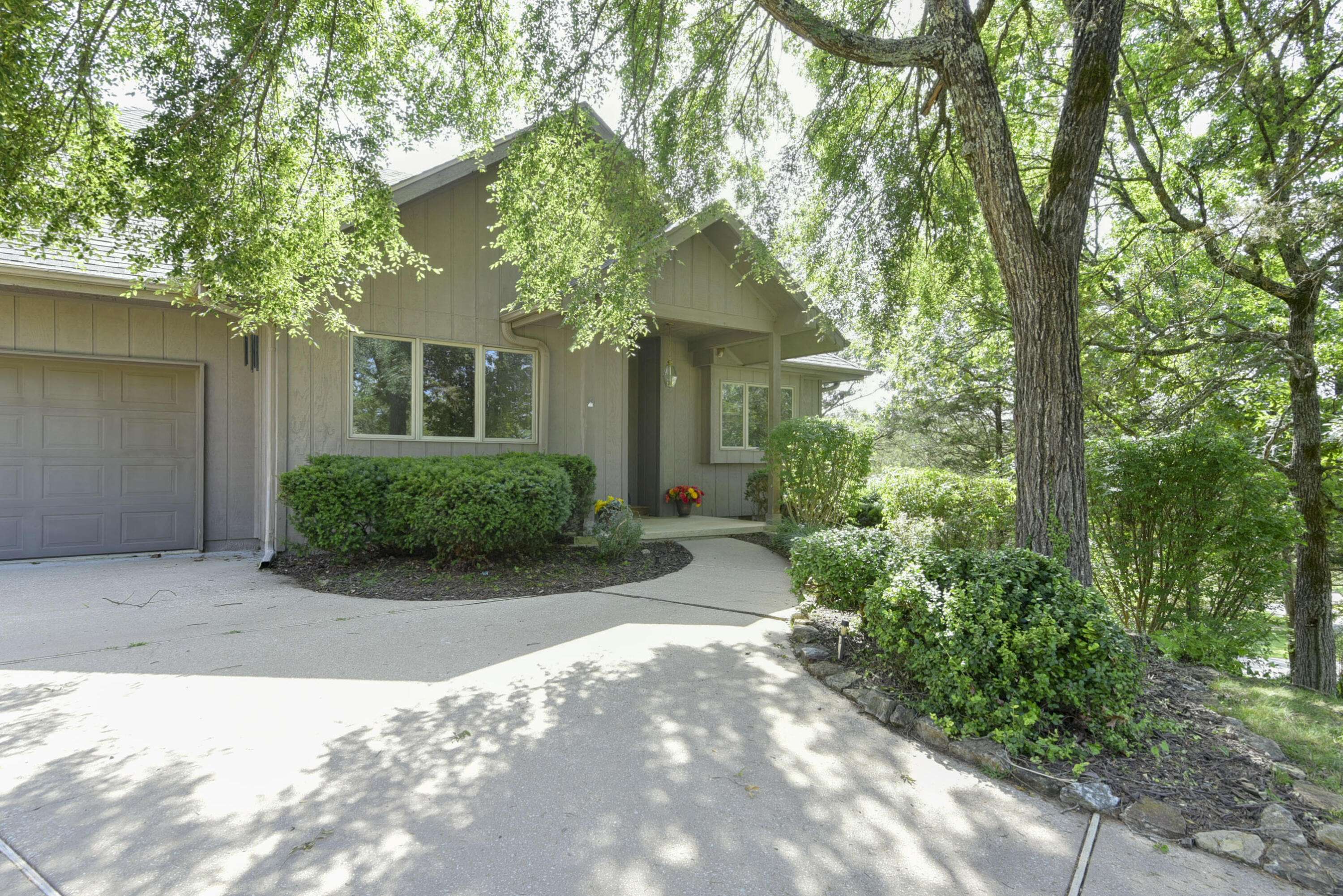 1304 Stoneycreek LN, Branson West, MO 65737