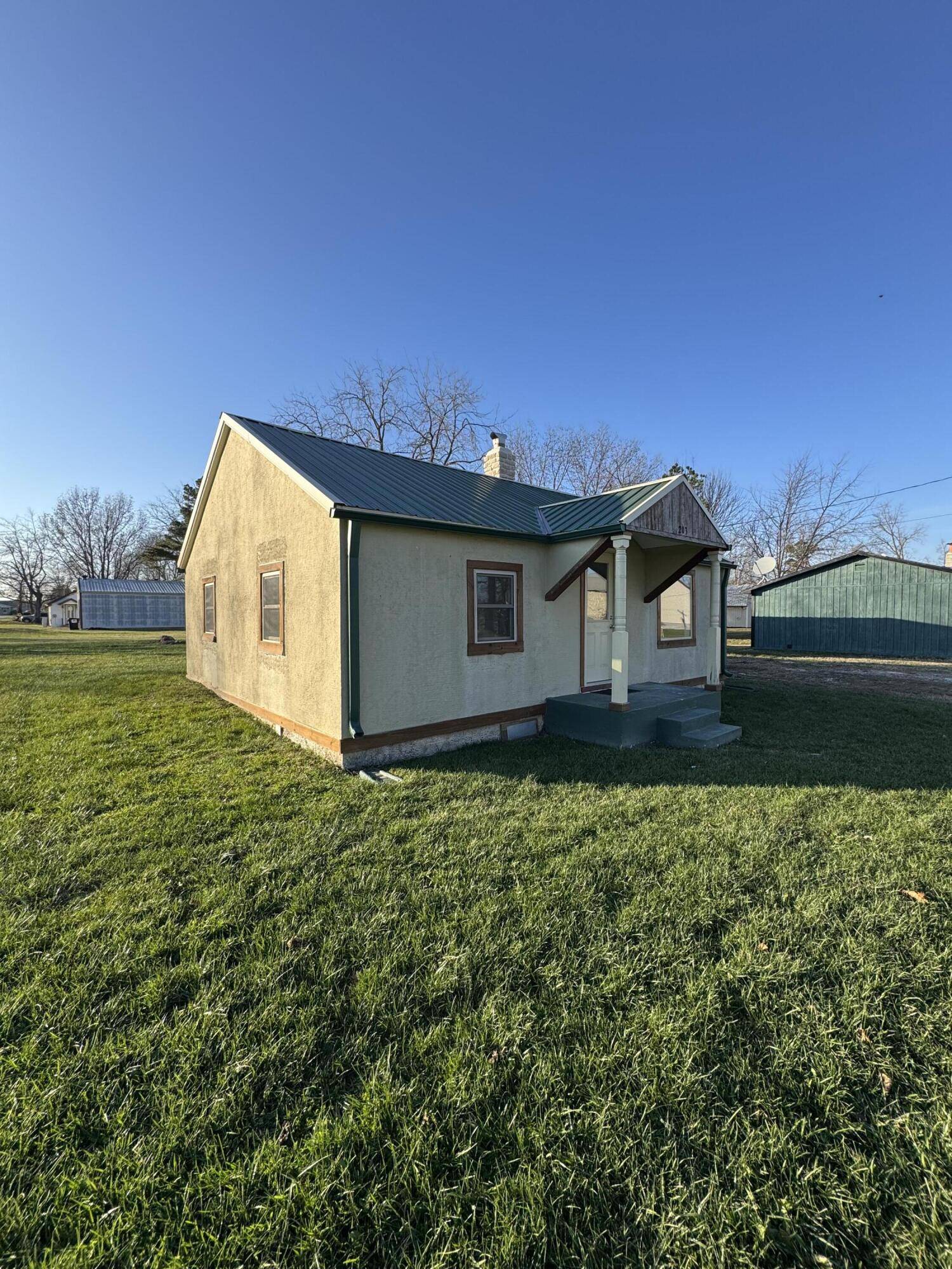 203 S Division ST, Seymour, MO 65746
