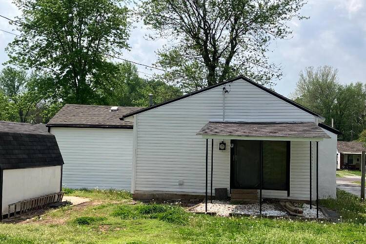 2727 W Walnut ST, Springfield, MO 65802