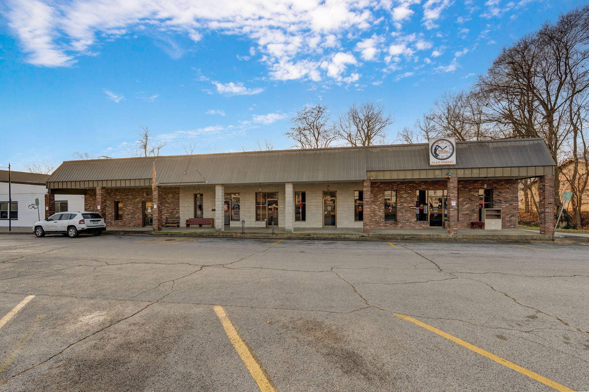 302 W Jackson ST, Bolivar, MO 65613