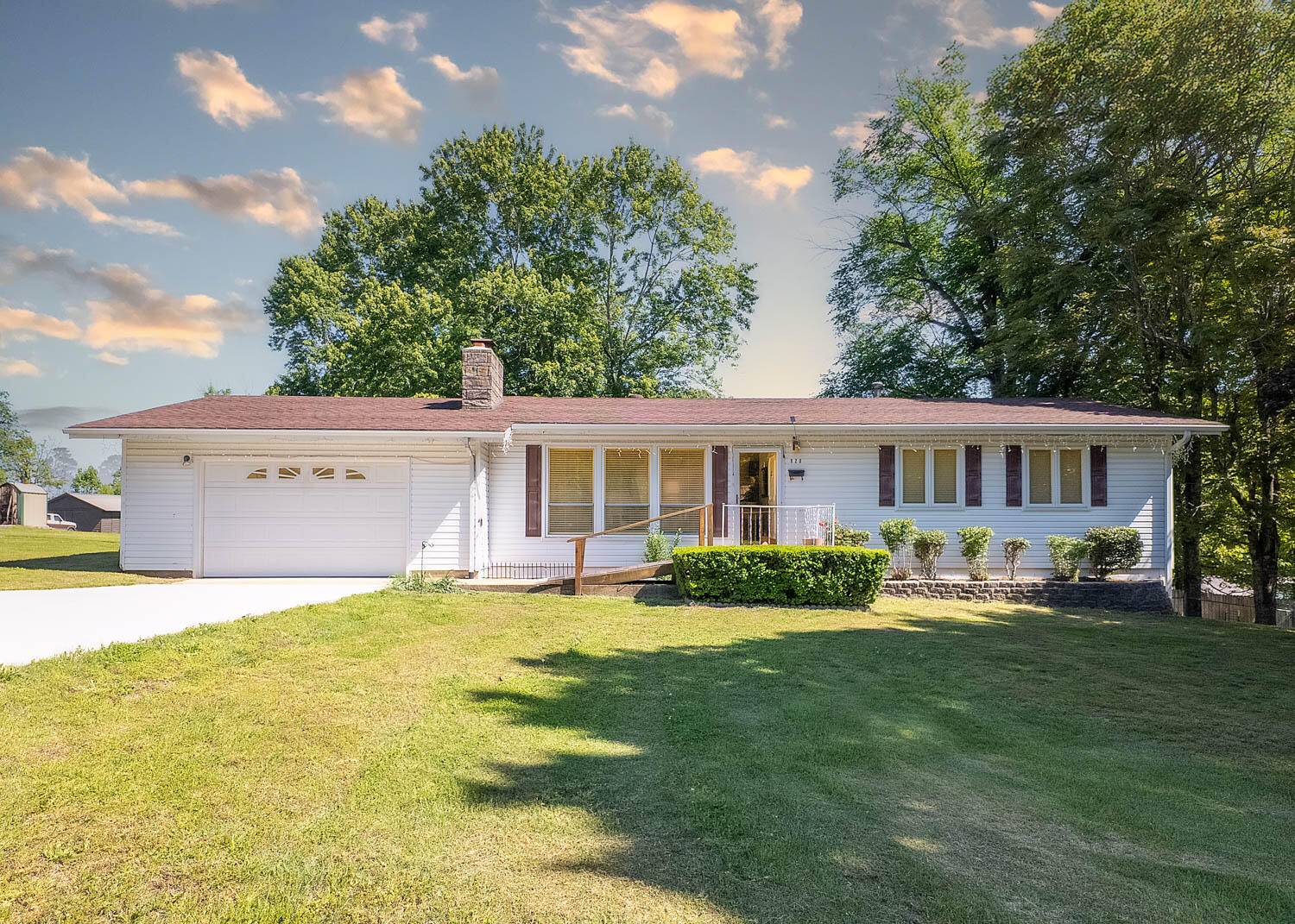 920 Oak ST, Thayer, MO 65791