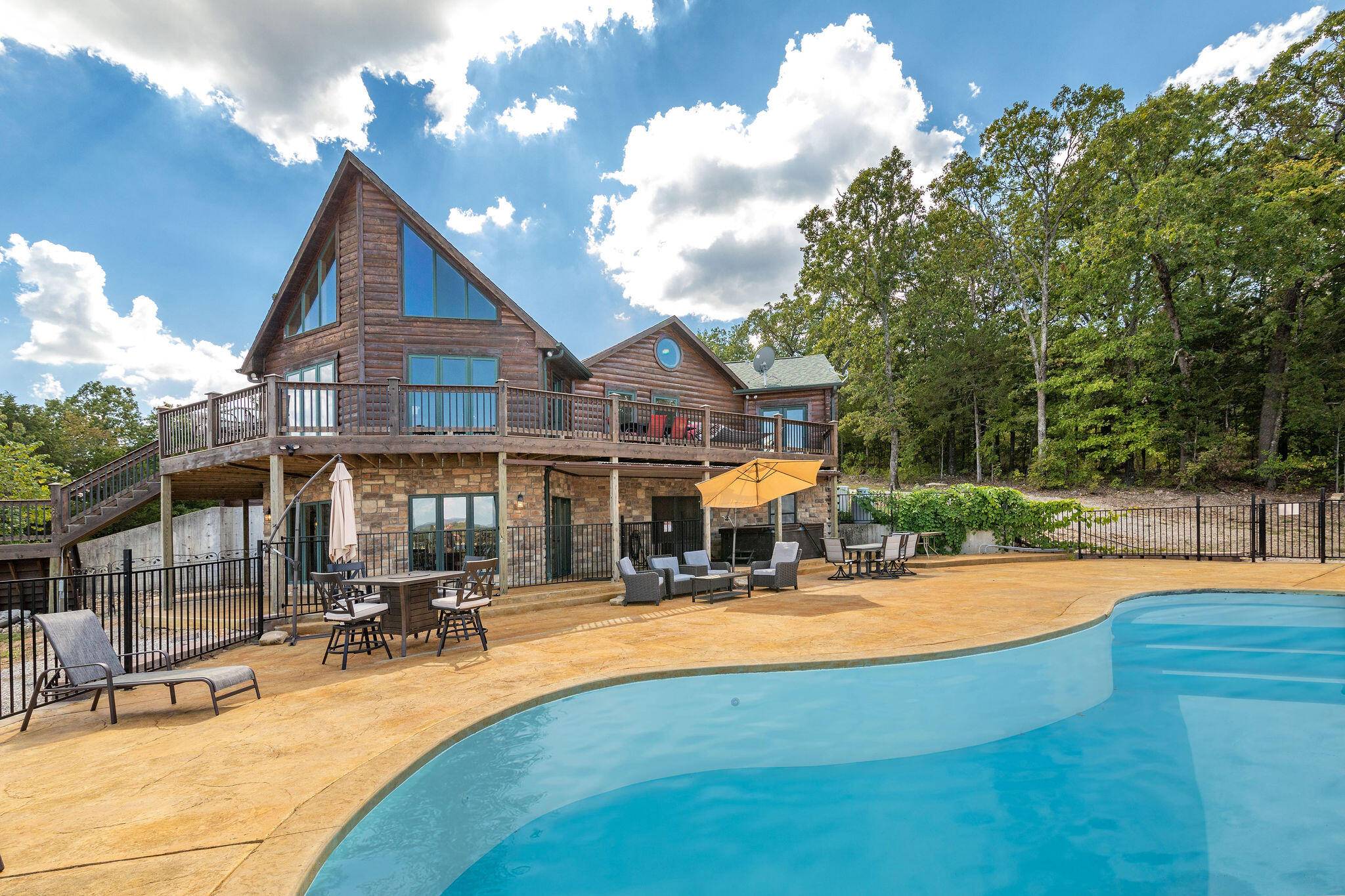 963 Hallie DR, Blue Eye, MO 65611