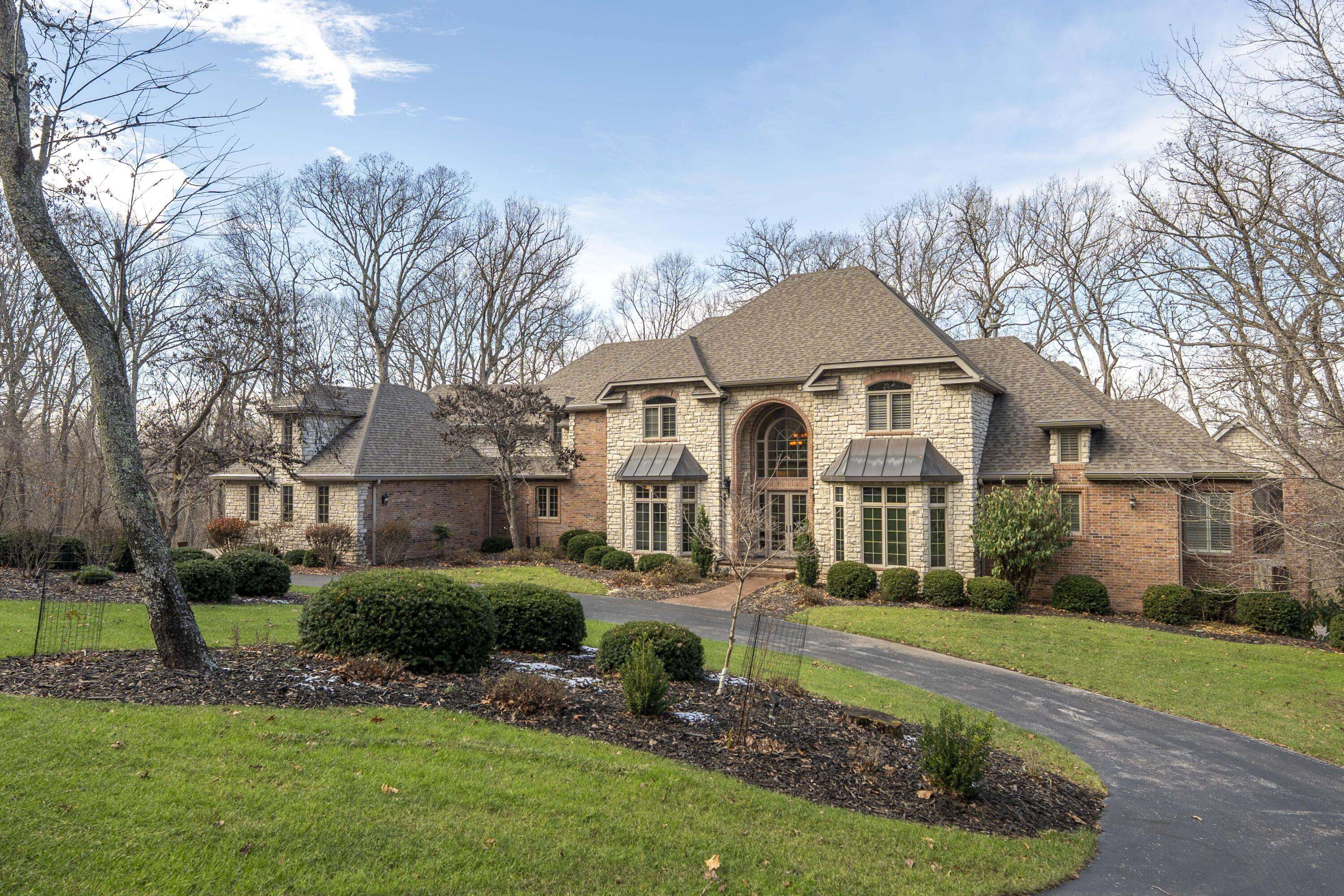 2907 S Ridgewood LN, Springfield, MO 65809