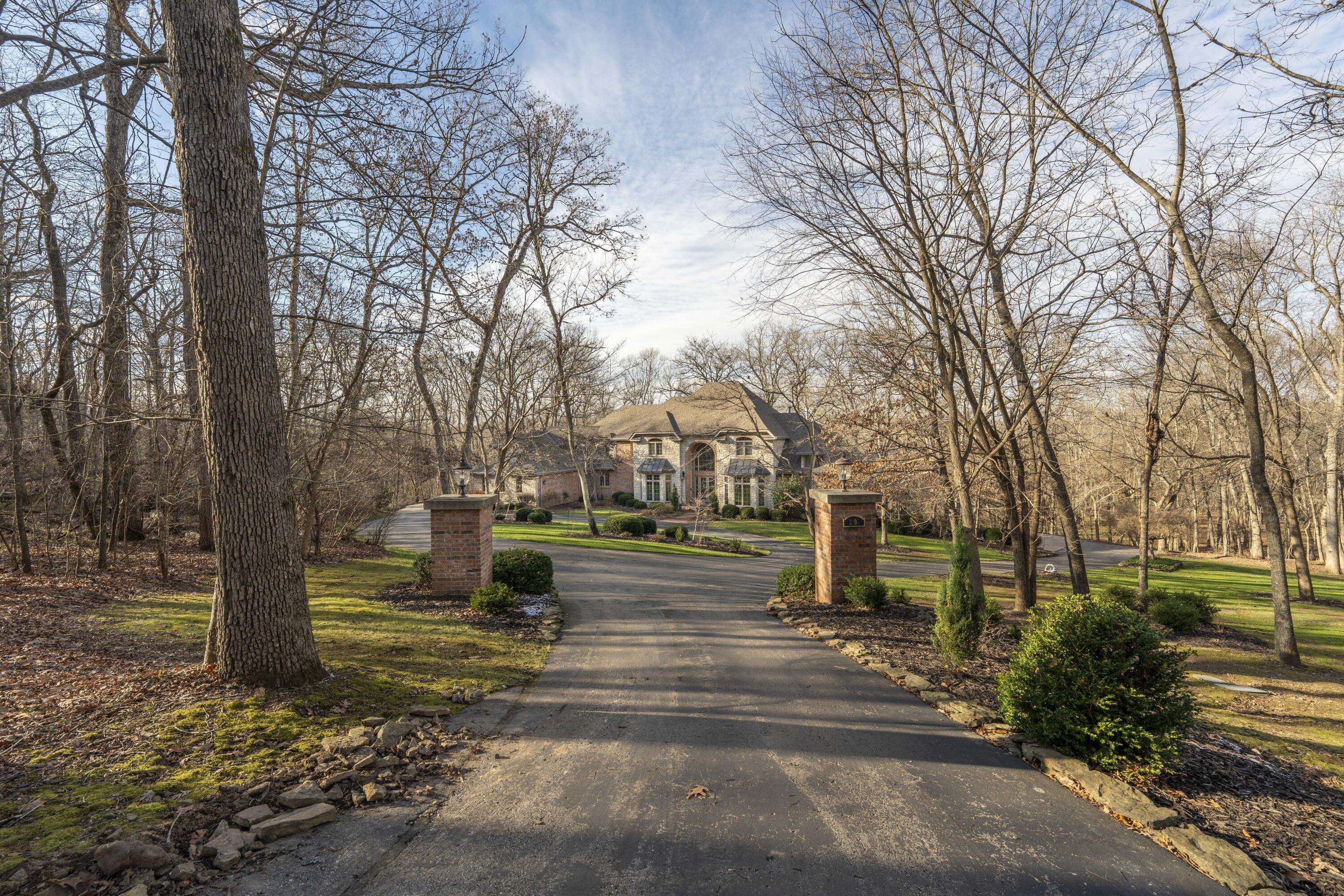 2907 S Ridgewood LN, Springfield, MO 65809