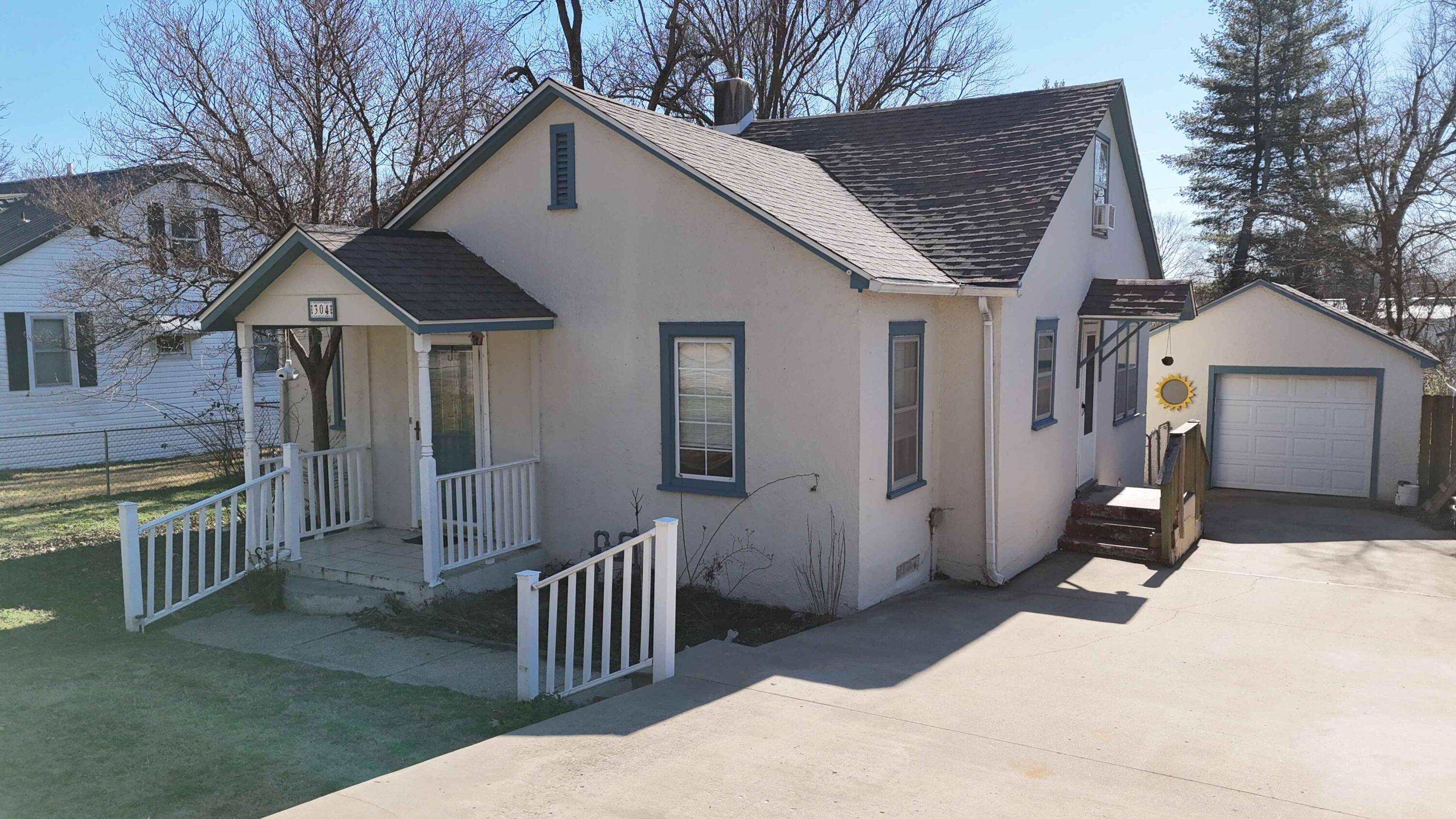 304 West 14th ST, Cassville, MO 65625