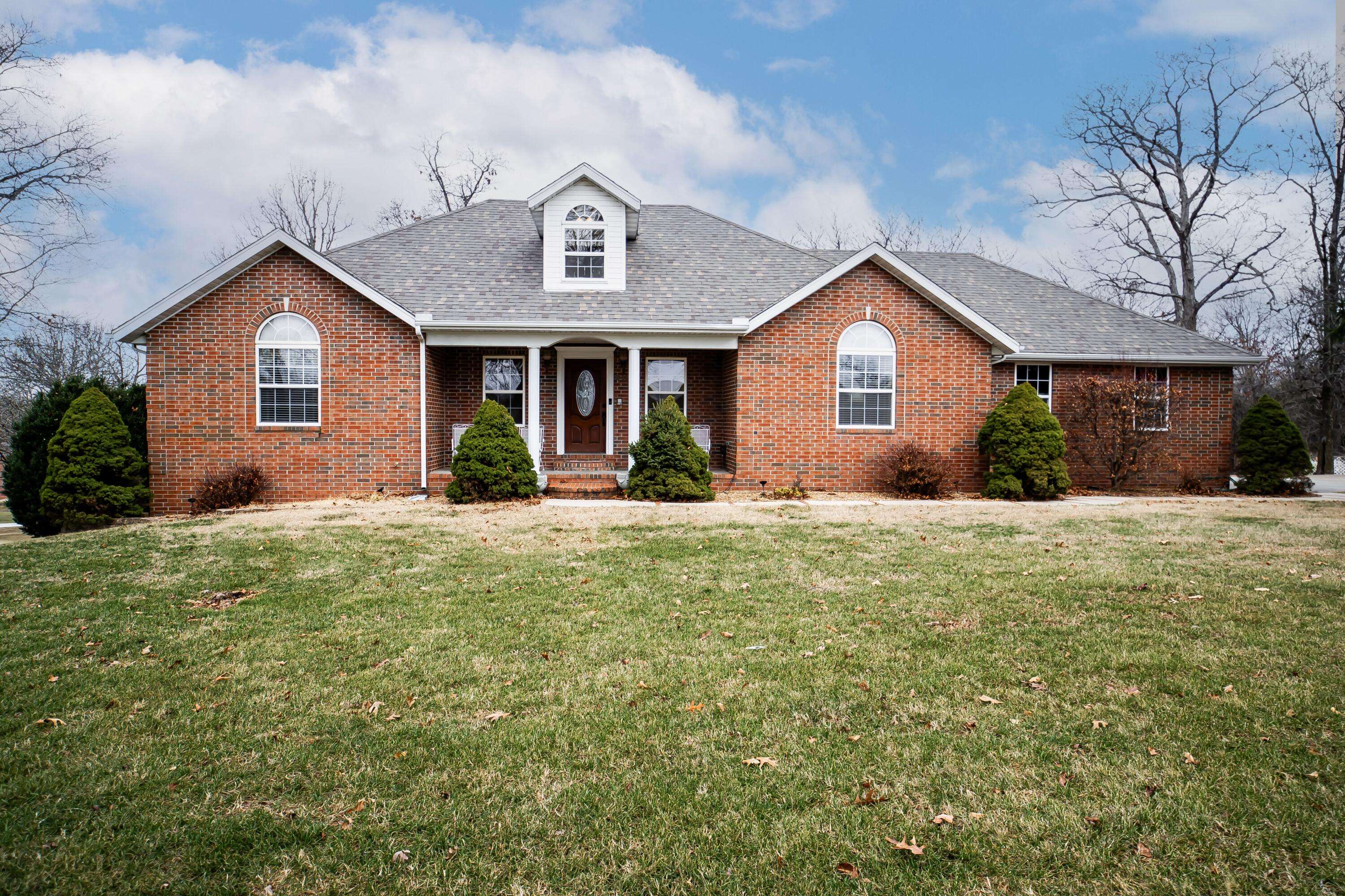 841 E Hubble DR, Marshfield, MO 65706